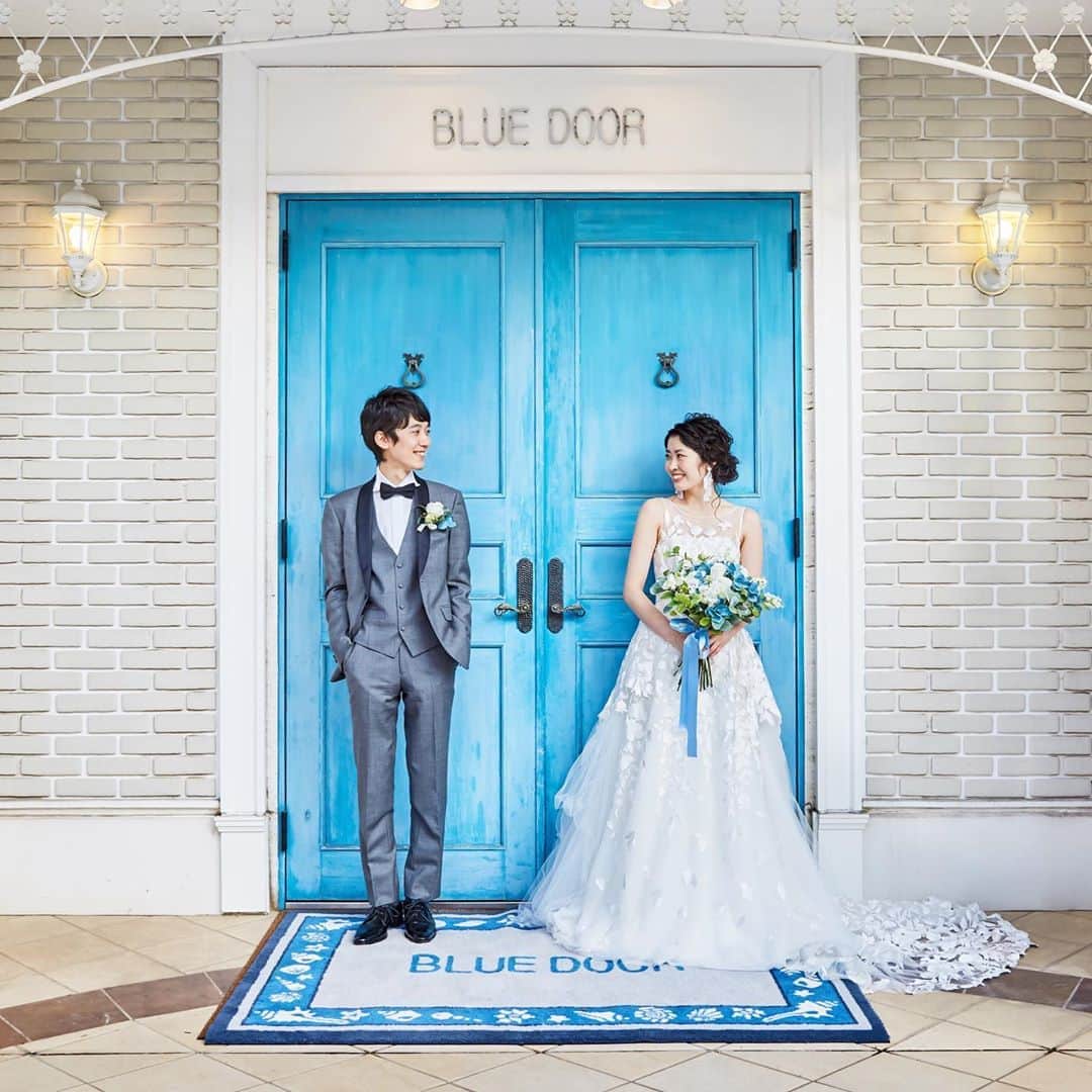 楽婚【公式】Instagramさんのインスタグラム写真 - (楽婚【公式】InstagramInstagram)「.﻿ ♡#Weddingphoto﻿ ﻿ 鮮やかなブルーの扉の前での1枚＊。+﻿ 海辺の別荘に招いたような、﻿ プライベート感あふれる邸宅ウェディングはいかがですか？♡﻿ ﻿ 会場：#アートグレイスウエディングコースト﻿ ﻿ @rakukon をフォローして﻿ 『#楽婚』をつけて、﻿ お写真の投稿大歓迎♡﻿ 公式IGでリグラムされるかも！？﻿ ﻿ Webでご予約はTOPのURLより♡﻿ ⇒@rakukon﻿ .﻿ #楽婚 #rakukon #ベストアニバーサリー﻿  #ベストブライダル﻿ #wedding #ウェディング﻿ #フォトウェディング﻿ #プレ花嫁 #卒花﻿ #日本中のプレ花嫁さんと繋がりたい﻿ #プラコレ #marryxoxo﻿ #ウエディングニュース﻿ #花嫁 #卒花嫁 #2020年夏婚﻿ 2020年秋婚 #2020年冬婚﻿ #2021年春婚 #2021年夏婚﻿ #式場探し#ナチュラルウェディング﻿ #結婚式準備 #結婚式場#weddingdress﻿ #ウェディングドレス﻿  #披露宴演出﻿  #サマーウェディング﻿ #ブルーコーデ」8月18日 20時11分 - rakukon