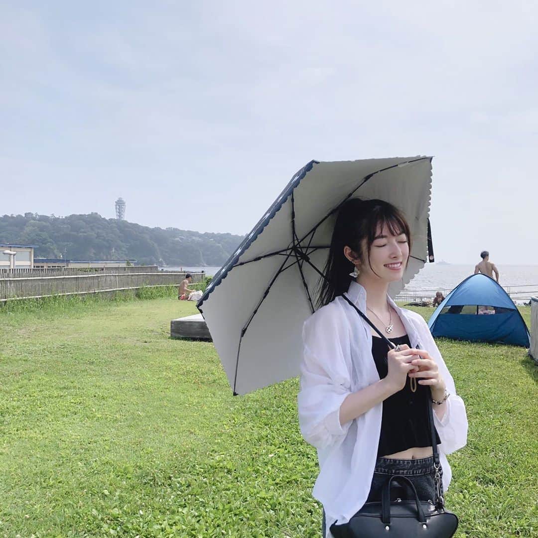 日下部美愛のインスタグラム：「後ろの人達、全裸だったら載せられないと思ってアップにして確認してみたけどよく考えたら全裸なわけないよね  #江ノ島 #summer #photo #japan #model #me #hair #code #fashion #makeup #selfie #followme #instagood #camera #instadaily #dailylook #韓国コーデ #한국 #맞팔 #사진 #데일리 #데일리룩 #인스타사진 #인스타그램 #일본인 #패션」