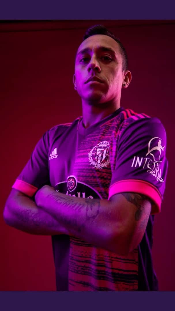 ロナウドのインスタグラム：「💜💞 Muy ilusionado con la nueva equipación del @RealValladolid.  Partido a partido, la iremos llenando. 💪💜  #LlénateDePasión —————  💜💞 Muito feliz com o lançamento da nossa nova camiseta no @RealValladolid.  Jogo a jogo vamos preenchendo com nossa paixão!  #LlénateDePasión」