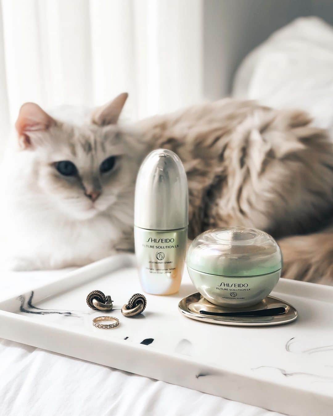 Ruby Kwanさんのインスタグラム写真 - (Ruby KwanInstagram)「To empower my work from home life, best to pamper myself with SHISEIDO Future Solution Legendary Enmei Ultimate Renewal Cream and Ultimate Luminance Serum. Infused with Enmei Herb and Green Treasured Silk from Japan, harnessing the power of nature to help skin regeneration, like an invisible powerful mask. I specially like the scent of the products, it’s a blend of flowers including Hananasu, Sakura and Ume. Relieving my stress yet feeling so legendary luxury.⠀ ⠀ @shiseido #SHISEIDOHK #FutureSolutionLX #LegendaryEnmei #rougeclosetbeauty」8月18日 20時21分 - rougecloset