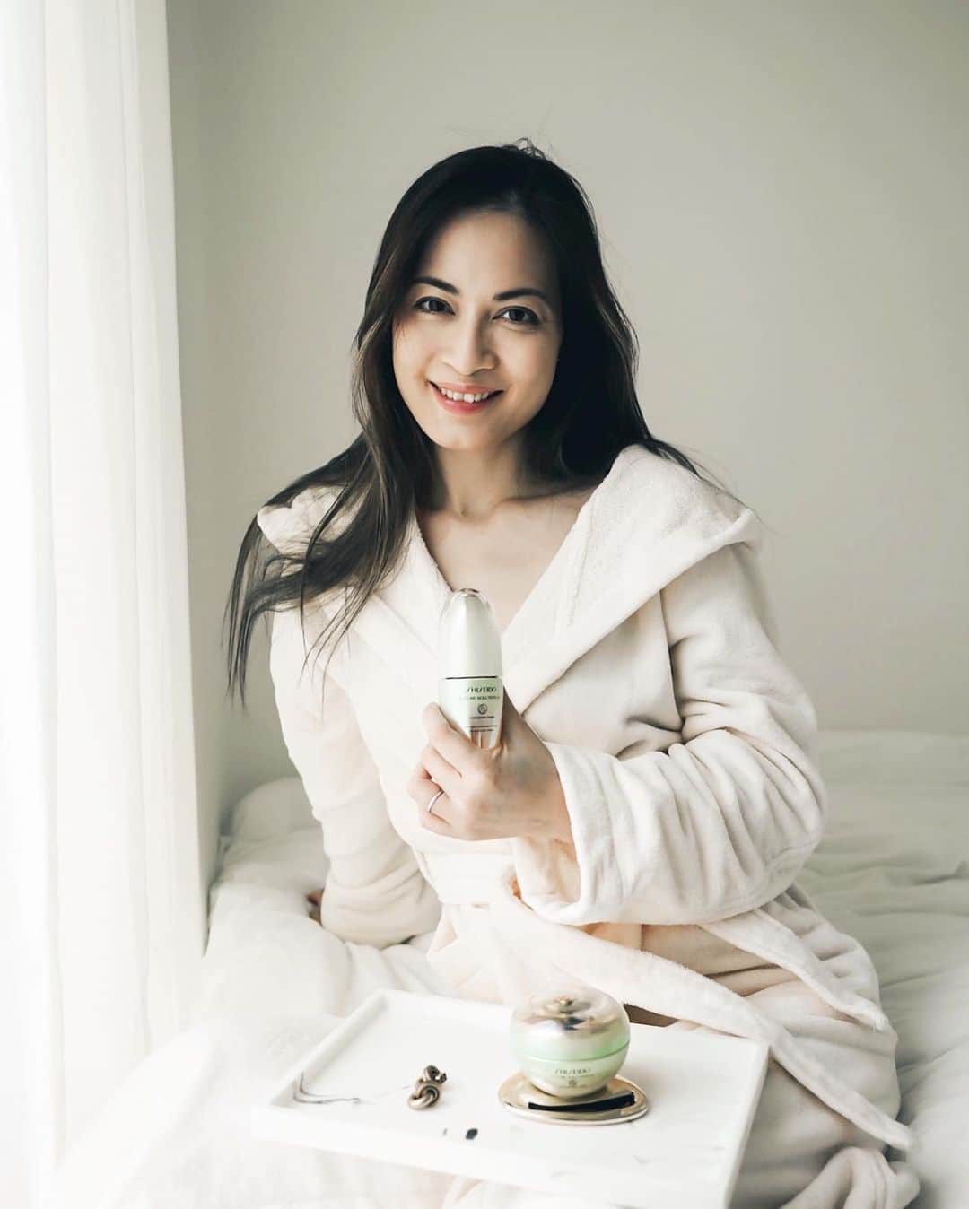 Ruby Kwanのインスタグラム：「To empower my work from home life, best to pamper myself with SHISEIDO Future Solution Legendary Enmei Ultimate Renewal Cream and Ultimate Luminance Serum. Infused with Enmei Herb and Green Treasured Silk from Japan, harnessing the power of nature to help skin regeneration, like an invisible powerful mask. I specially like the scent of the products, it’s a blend of flowers including Hananasu, Sakura and Ume. Relieving my stress yet feeling so legendary luxury.⠀ ⠀ @shiseido #SHISEIDOHK #FutureSolutionLX #LegendaryEnmei #rougeclosetbeauty」