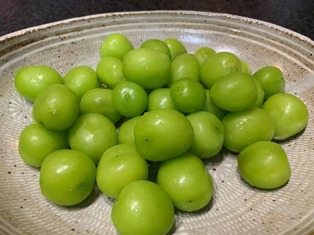 ハー・ミジョンさんのインスタグラム写真 - (ハー・ミジョンInstagram)「사과🍏 아니고 대추도 아니고 샤인머스켓💚 #샤인머스켓 #크다 #달다 #맛있다」8月18日 20時21分 - mi_jung1205