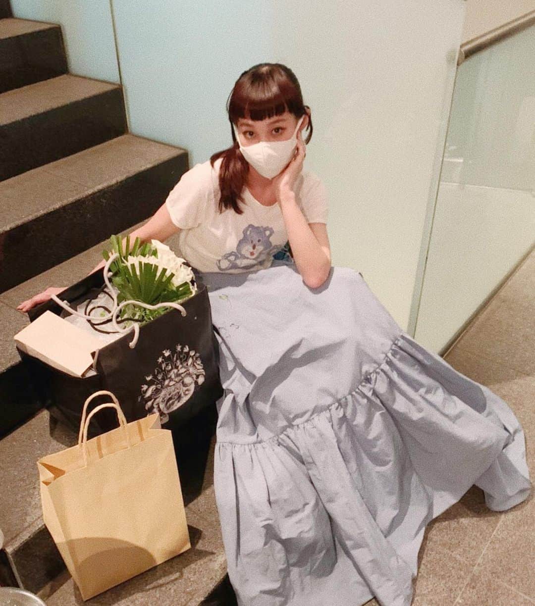 マドモアゼル・ユリアのインスタグラム：「大好きな友人達に祝われる誕生日は、いくつになっても嬉しいものです❤️☺️ 毎年誕生日に画面越しにバースデーソングを歌ってくれるゲラルド💖 コメントやメッセージをくださった皆さまもありがとうございます💖💖💖」