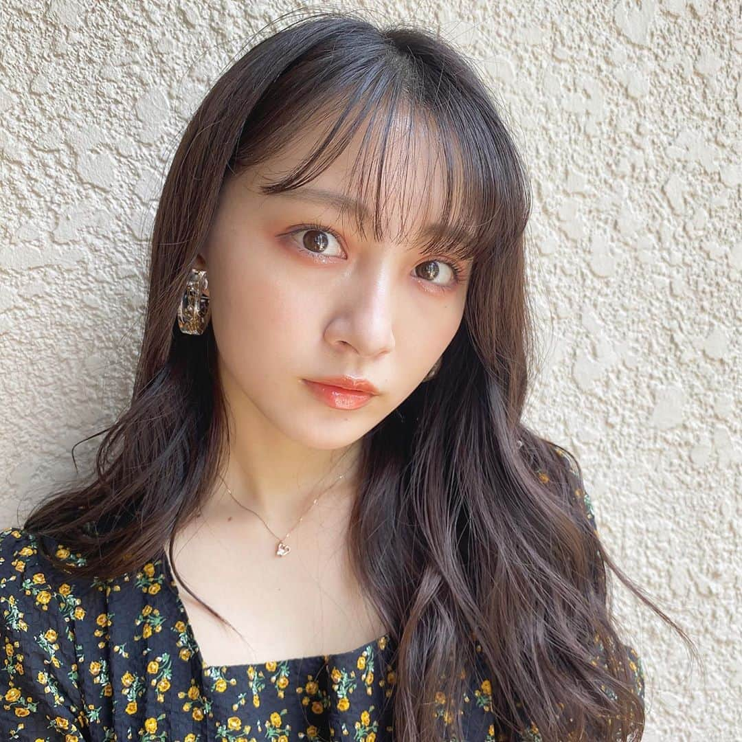 山本彩加さんのインスタグラム写真 - (山本彩加Instagram)「﻿ ﻿ ﻿ 最近ほんとに暑いね…(><)﻿ ﻿ みんな熱中症には気をつけてね！！！！﻿ 私もお水と日傘は必須 ☺︎﻿ ﻿ ﻿ ﻿ そして本日いよいよ﻿ #だってだってだって のフラゲ日ということで！！﻿ ﻿ 私の手元にもたくさんのCDが届きました♡﻿ ﻿ ﻿ 今年の夏の素敵夏思い出として、﻿ 皆さんの中にも刻まれたら嬉しいな♡﻿ ﻿ ﻿ ﻿ #私服 #emmy #ワンピース #夏 #lattice #イヤリング」8月18日 20時14分 - ayaka48_yanyan