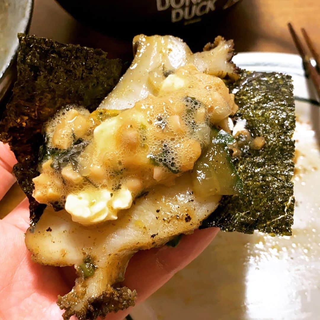 西山茉希さんのインスタグラム写真 - (西山茉希Instagram)「#西山食堂 #アワビと向き合う初体験  無事に整いました。 無駄があったらごめんなさい。  #生きてたアワビ #バターステーキ #きゅうりと肝deソース  貴重な体験と、 貴重な美味しさ。  #ありがとう #ご縁からの贈り物 #🌊  すぐ混ぜたガールは、 納豆と柳川からの海苔に巻いてアワビを食す楽しさを見つけましたとさ。  めでたしめでたし😋🙏😋」8月18日 20時14分 - maki.nshiyama50