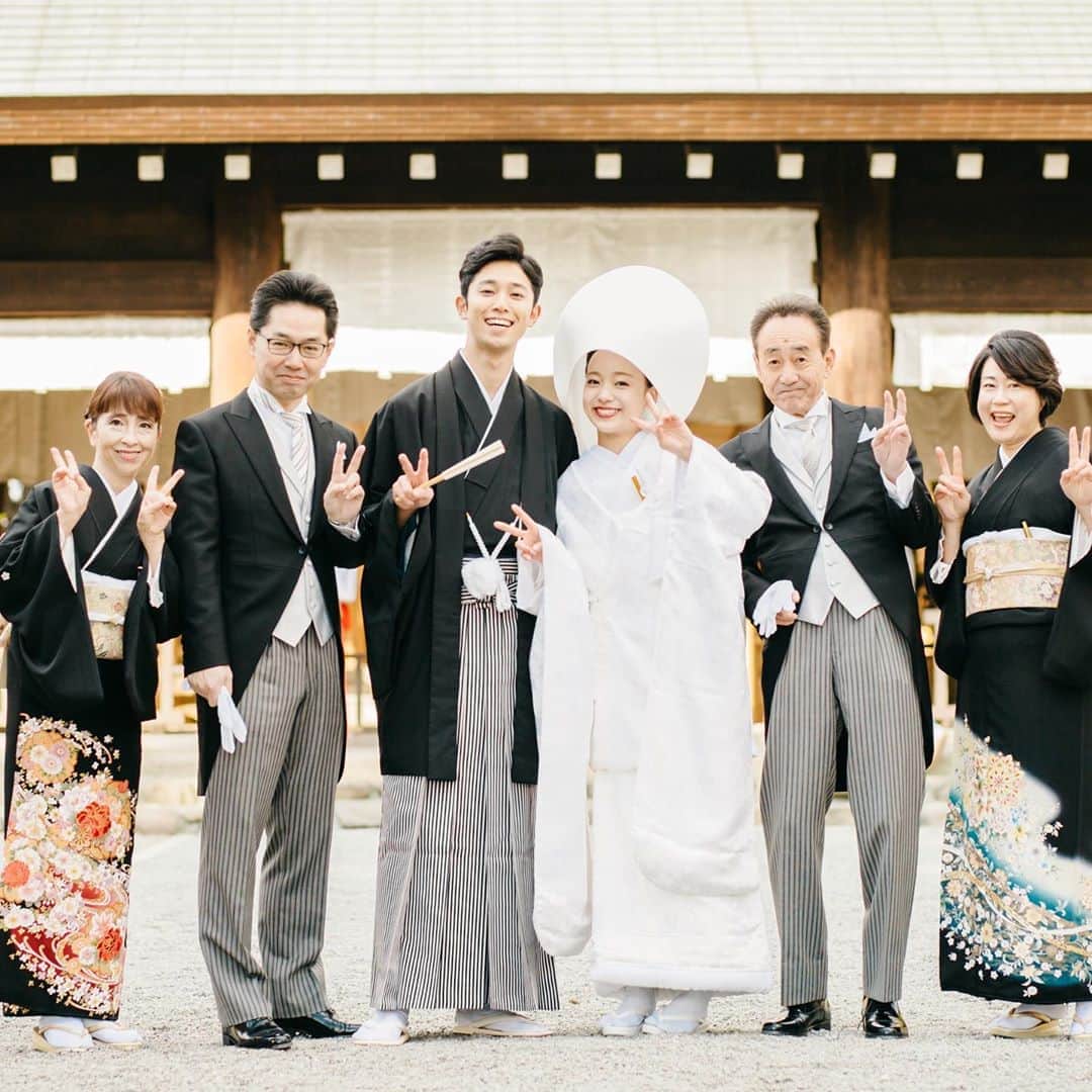 家族挙式さんのインスタグラム写真 - (家族挙式Instagram)「.﻿ 日本の伝統的な神社挙式﻿ 神聖な神殿でお二人の誓いを結ぶ﻿ とても憧れますよね♡﻿ 家族挙式ならではの、神社挙式を！﻿ ﻿ -------------------﻿ ﻿ 【2020年８月末まで！】﻿ ﻿ \年内実施の会食•披露宴プランお申し込みで/﻿ ✳︎挙式スナップ写真 60カットプレゼント✳︎﻿ ﻿ ▽詳しくはTOPのリンクから❁﻿ >>> @kazoku_wedding﻿ ﻿ -------------------﻿ ❁テレビCM放映中 ▹▸ ”家族挙式ベスト”なら﻿ 【挙式・衣裳・美容・写真】が含まれたプランが99,000円〜叶います＊﻿ ▽予約はTOPのリンクから❁﻿ >>> @kazoku_wedding﻿ -------------------﻿ #家族挙式 #ベストアニバーサリー﻿ #家族 #Family #家族婚﻿ #bestanniversary #少人数婚﻿ #ウェディング #結婚式準備﻿ #結婚式 #フォトウェディング﻿ #プレ花嫁 #卒花﻿ #日本中のプレ花嫁さんと繋がりたい﻿ #花嫁 #卒花嫁 #国内挙式﻿ #weddingdress #ウェディングドレス﻿ #プラコレ #Dressy花嫁﻿ #2020秋婚 #2021春婚﻿ #2021夏婚 #2020冬婚﻿ #和婚﻿ #白無垢﻿ #ウェディングフォト﻿ #家族フォト」8月18日 20時15分 - kazoku_wedding