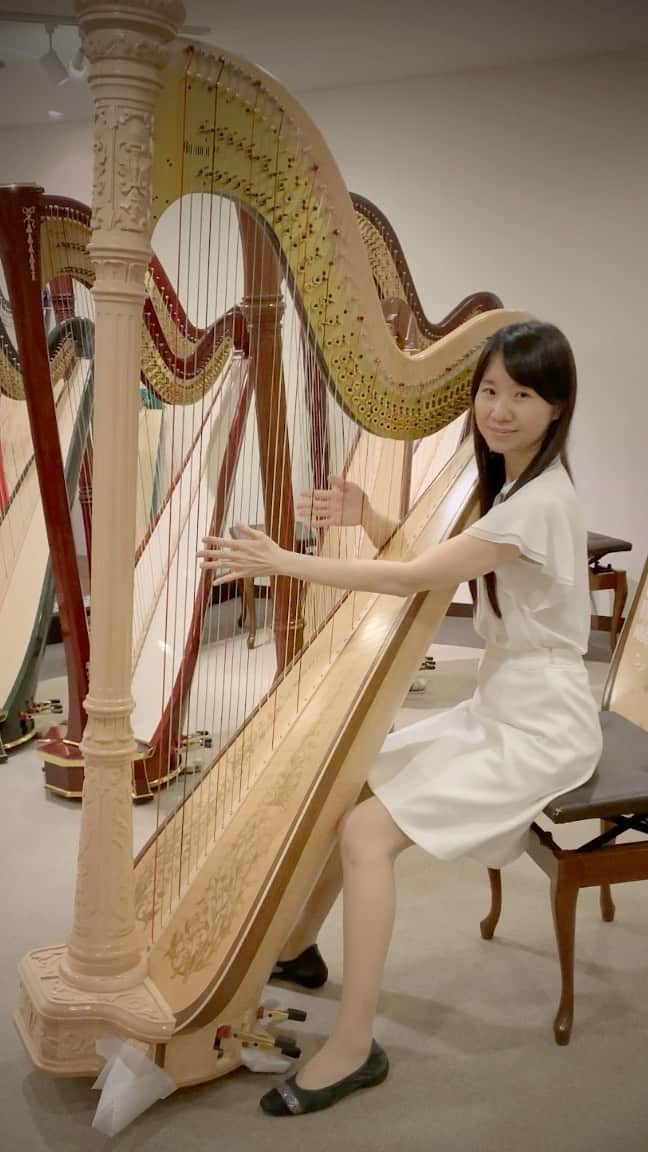 のインスタグラム：「#aoyamaharp  Test play two different type of harps made in JAPAN #musa #orpheus 日本の福井県でつくられている #青山ハープ @aoyamaharp  #ムーサ 約300万円（最初の演奏） vs #オルフェウス（2回目の演奏） 約200万円 弾き比べ 音色の違い、わかるかな〜？🙄♫  #チャイコフスキー #くるみ割り人形 #花のワルツ 撮影協力 #銀座十字屋　様 @ginzajujiya   #ハープ #音楽 #松岡みやび #ミヤビメソード #心理学 #癒し  #harp #music #miyabimatsuoka #harpistlife #healing」