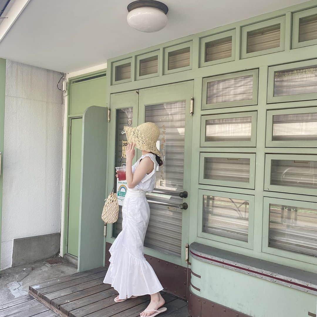 古南 祐佳のインスタグラム：「. 真っ白セットアップに帽子👒夏🌻 年甲斐もなくブリブリが着たい気分な日🎀笑 今週ボクシング体験楽しみ🐷 . . #fashion #coordinate #code #outfit #setup #snidel #isntshe #mercuryduo  #cepto #セットアップ　#スナイデル #マーキュリーデュオ  #ビーサン #イズントシー #セプト」