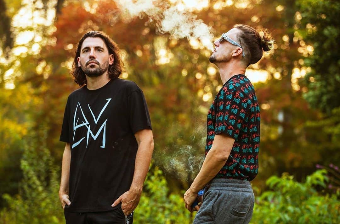 Dimitri Vegas & Like Mikeさんのインスタグラム写真 - (Dimitri Vegas & Like MikeInstagram)「Our new merch is available online and in our pop-up shop in Antwerp! Get yours now and tag us in your coolest pics wearing them; shop.dimitrivegasandlikemike.com」8月18日 20時18分 - dimitrivegasandlikemike