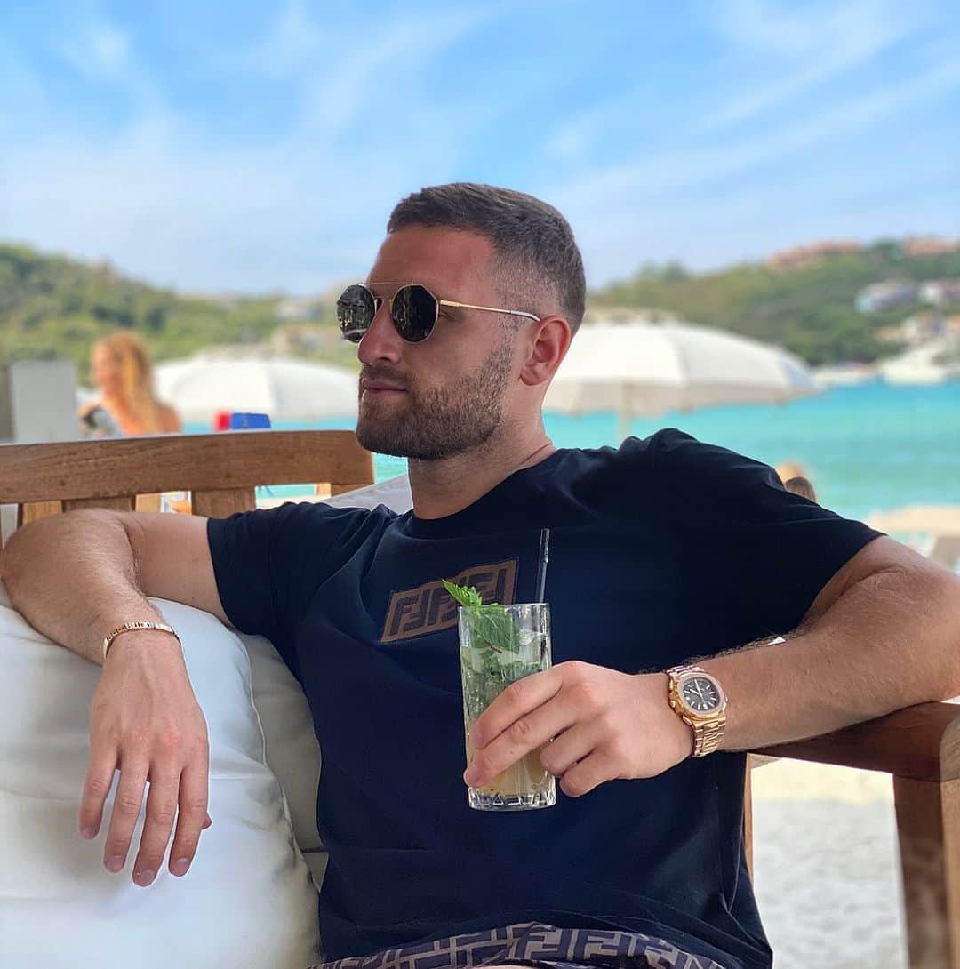 シュコドラン・ムスタフィのインスタグラム：「RECHARGING 🔋 Vacation calories don’t count 🙅🏼‍♂️🚫 #SM20」