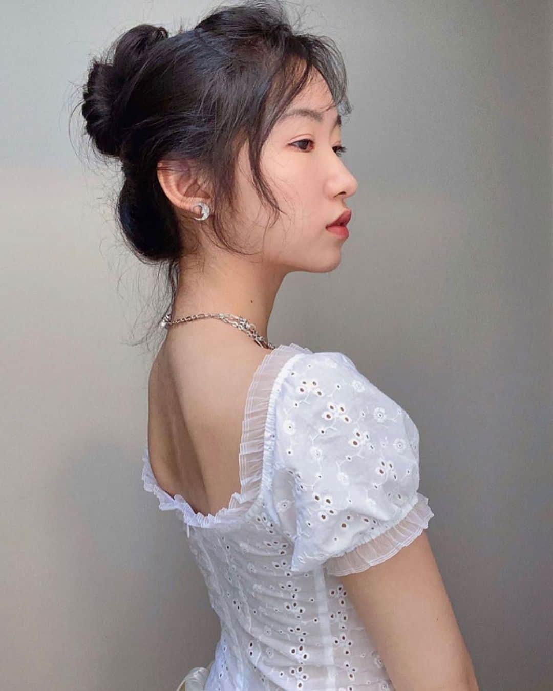 Justine Clenquetさんのインスタグラム写真 - (Justine ClenquetInstagram)「Love how @weina.l wears our Moon earrings! 🌙 Grab them in our last chance section. #justineclenquet」8月18日 20時30分 - justineclenquet