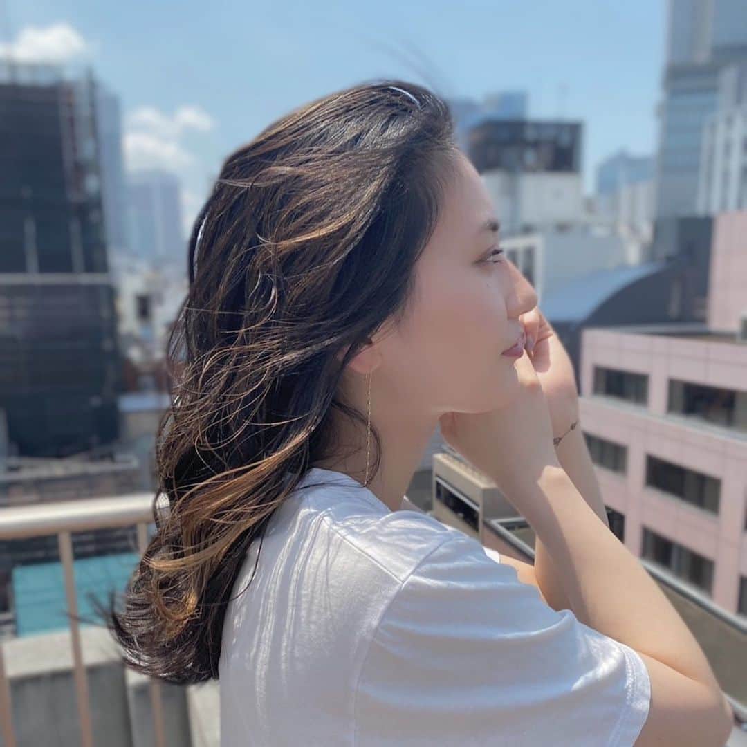 黒津南帆のインスタグラム：「. 😌 . . #ヘアアレンジ#ウェーブ巻き #ウェーブヘア #なみまき #波巻き #波ウェーブ #ワンカール #ワンカール巻き #ハイライト #グラデーションカラー #グラデーションヘアー #ミディアムヘア #ロングヘア #ミディアム #ロング #ミルクティーベージュ #ヘアドネーション #ドネーション #撮影 #撮影モデル #撮影依頼募集中 #サロモ #サロンモデル #サロンモデル募集中 #サロンモデル募集」