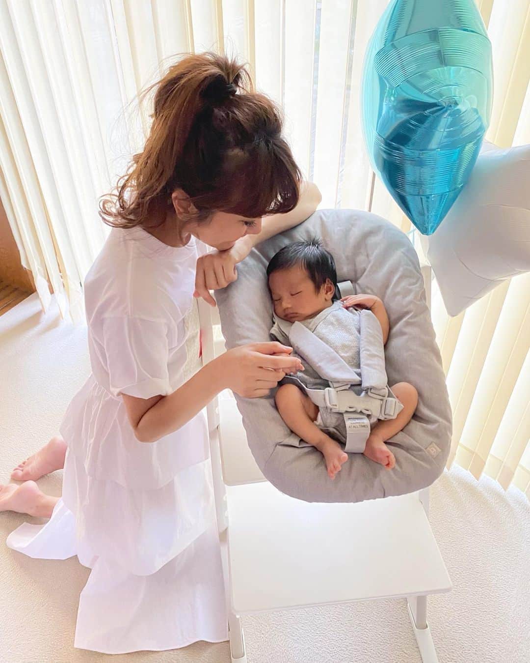 Mai Wakimizuのインスタグラム：「今日は息子の1ヶ月のお誕生日♡ついに新生児が終わってしまいただただ寂しい気持ち（；＿；）この1ヶ月母子共に特に問題もなく、スムーズに子育てが出来た気がする♡主人が入れてくれる沐浴以外はずーっと一緒だったけど、良く寝てくれるしおっぱいもミルクも沢山飲んでくれるし、1つ言うならオムツ替えが大っ嫌いで毎回大泣きなぐらい。笑 今のところ育てやすい僕ちん♡これから少しずつお散歩や街にお出掛けして、お外の空気にも慣れて行って欲しいです＼(^o^)／楽しみが沢山♡ #happybirthday#男の子ベビー#赤ちゃん#babyboy#生後1ヶ月#1month#monochpaper #stokke#ストッケ#トリップトラップ#ニューボーンセット#ストッケトリップトラップ#pr」