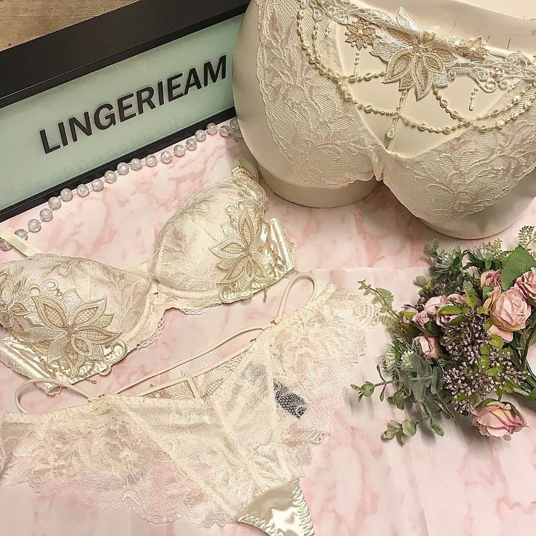 Ravijour札幌4丁目プラザ店のインスタグラム：「#comingsoon  8/21(Fri)からの新作💖 リーフレースグラマーアップセット (ショーツ/Tバック)  詳しくはTOPのURLからブログをチェックしてください☺️✨  #ravijour #ラヴィジュール #ravijourstaff  #ravijoursapporo  #ravijour_official  #pivot #ピヴォ」