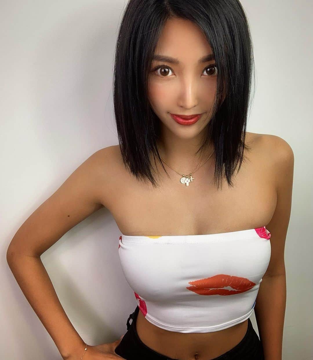 のインスタグラム：「髪質改善して髪の毛がサラサラ でシュッとなって 顔までなんか別人　笑 髪質改善に絶賛です笑 ほんとにオススメ😂 彼染めるのとかめちゃ上手だから 夏らしいカラーしたいけど我慢して… 自然で傷まないように茶色ぽくなってた髪を綺麗にナチュラルブラックにだけ してもらった😇 全然また雰囲気かわる🙏💋 これから髪質改善は毎月通う事にした💪  渋谷で　カラーや髪質改善は 彼に任せれば間違いないよ @takahiro_numa  いつもありがとう💪💪💖 @logshibuya2   👗　@fashionnova   #shibuya#beauty #髪質改善#渋谷#asianbeauty #asiangirls」