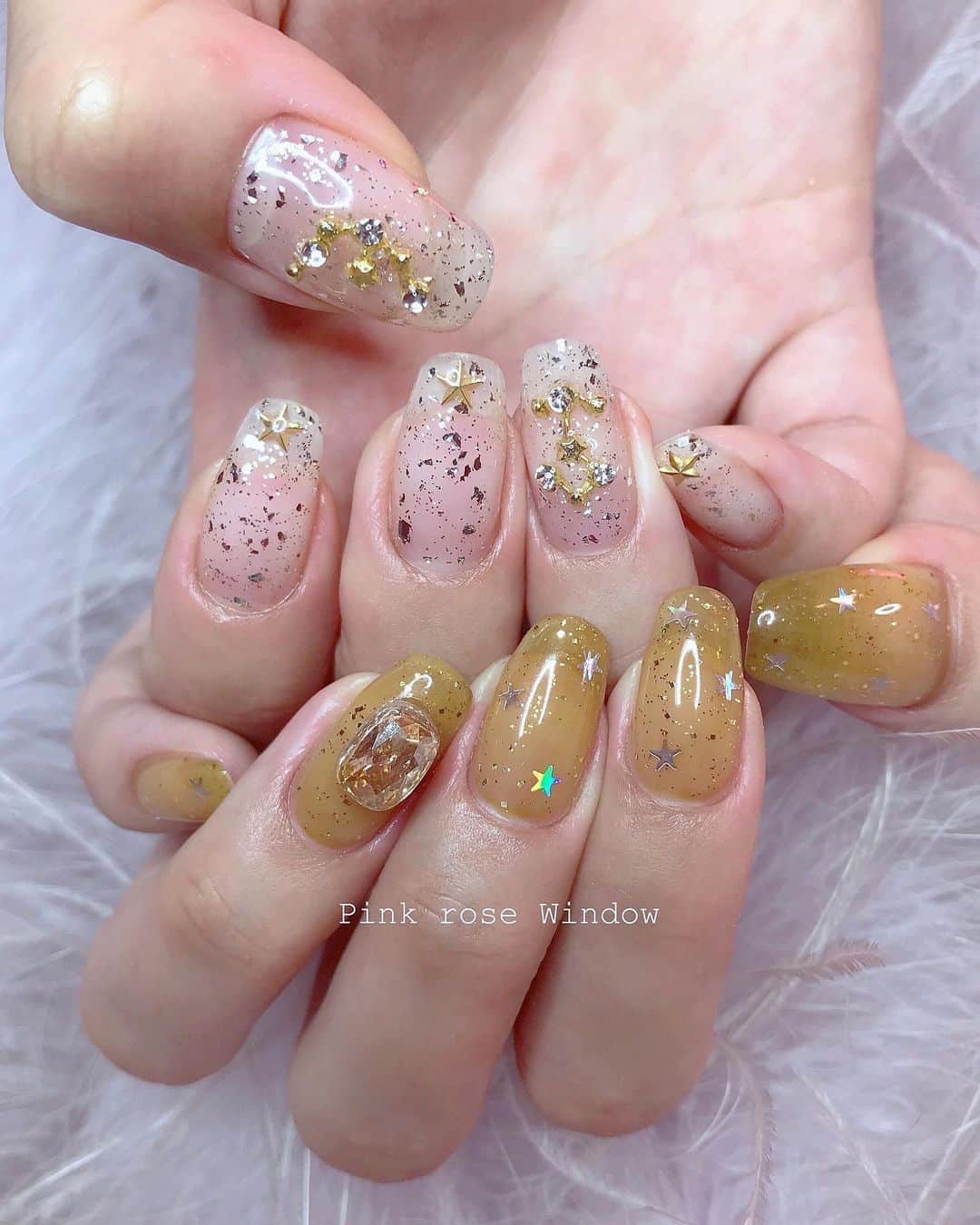のインスタグラム：「. 𝒸𝑜𝓃𝓈𝓉𝑒𝓁𝓁𝒶𝓉𝒾𝑜𝓃🌟 . . @saracchidayo  いつもありがとうございます♡ . . #pinkrosewindow #pink_rose_window」