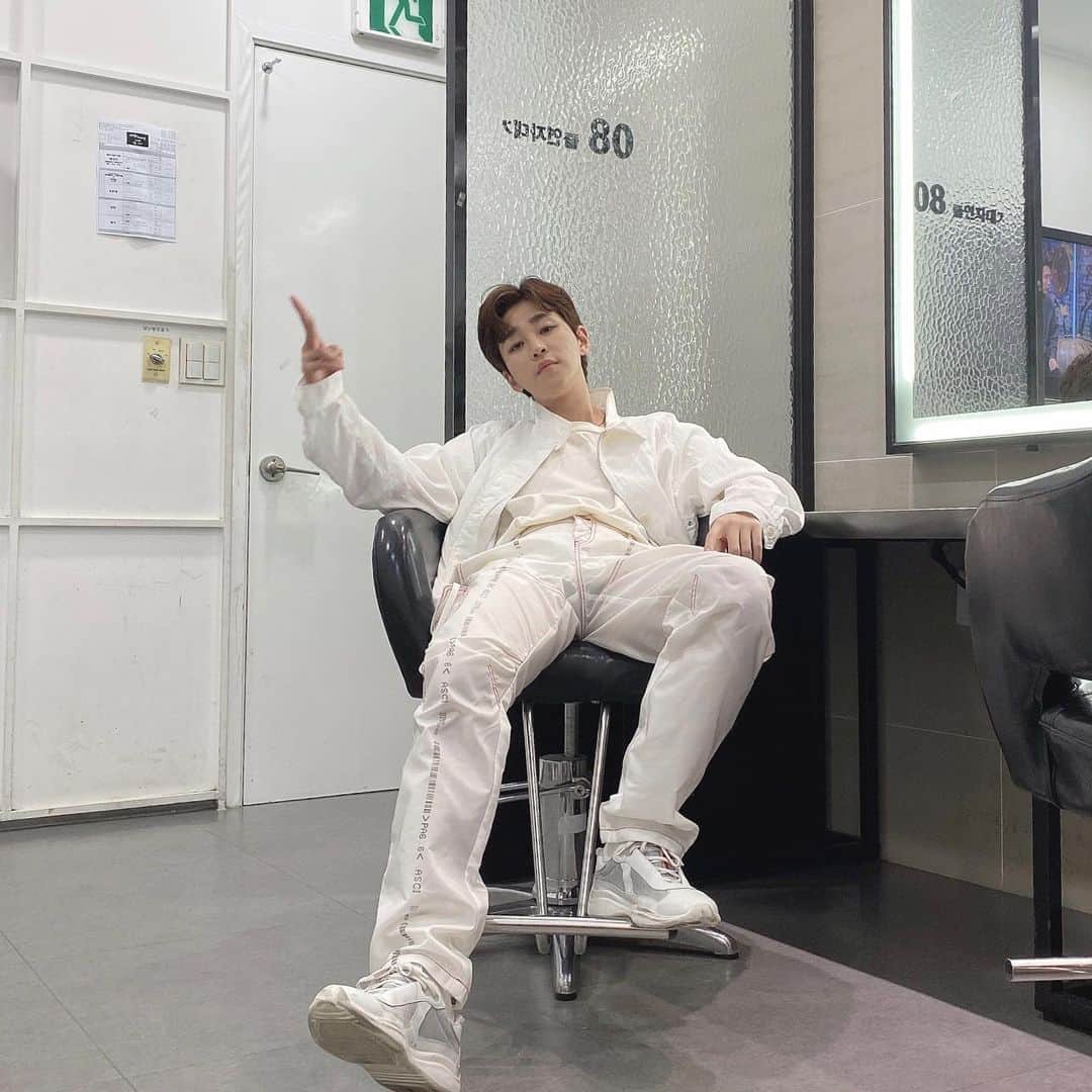 DINDINさんのインスタグラム写真 - (DINDINInstagram)「동부이촌동 꼬맹이 3명이 커서 KBS에서 같이 일하는주웅~❤️  #딘딘 #프로듀서 #스타일리스트 #가즈아 #0818 #🎂」8月18日 20時39分 - dindinem