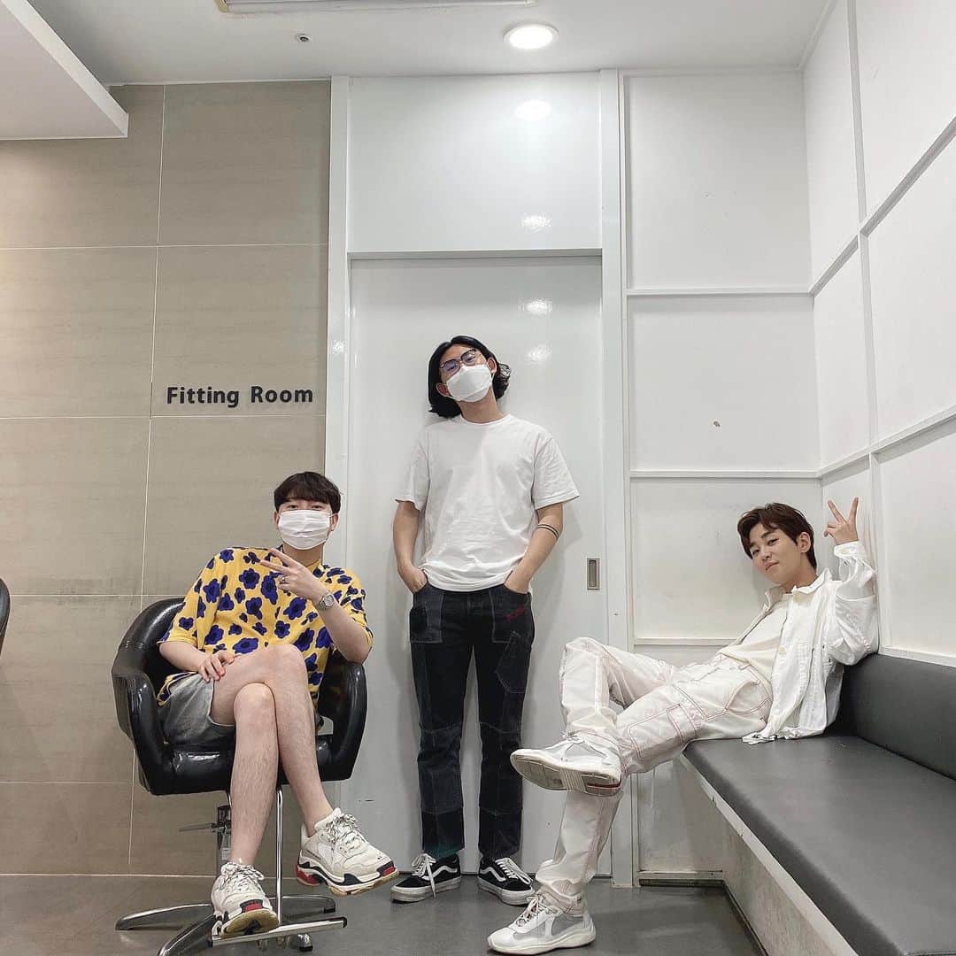 DINDINさんのインスタグラム写真 - (DINDINInstagram)「동부이촌동 꼬맹이 3명이 커서 KBS에서 같이 일하는주웅~❤️  #딘딘 #프로듀서 #스타일리스트 #가즈아 #0818 #🎂」8月18日 20時39分 - dindinem