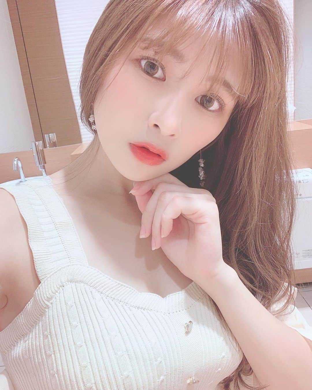 のインスタグラム：「.  𓂃𓈒𓏸  髪を片方に流して セクシーお姉さん風に💋  23歳色気が欲しいです…  𓂃𓈒𓏸  .  #タンクトップ #キャミソール #大人 #色気 #セクシー #sexy  #流行り #流行りに乗ってみた  #ベージュ #大人女子 #お姉さん #オレンジリップ #オレンジメイク  #ootd #fashionstyle #fashiongram #code #kawaii #kawaiigirl #kawaiifashion  #ヘアメイク#ロングヘア #髪色 #シースルーバング  #かきあげ #ゆる巻き  #japanesegirl #followｍe  #自撮り女子 #selfie」