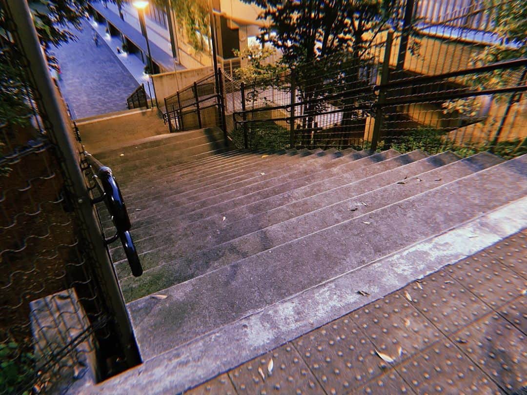 アンジェラ芽衣さんのインスタグラム写真 - (アンジェラ芽衣Instagram)「映画とかで何かが始まりそうな予感のする階段 . . #散歩」8月18日 20時34分 - ange_la00
