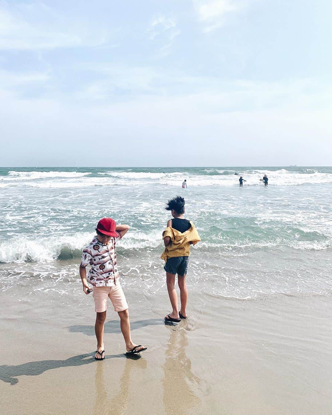 のインスタグラム：「♡︎ʾʾ 一週間に1回は海を見ないと 落ち着かない😂🌊✨🙋‍♀️ . 息子達も海を好きになってくれて うれしいなぁ♡ . . . . #丸顔の休日#丸顔の夏休み #サーフィンのある生活 #サーフィンの付き添い #御前崎#静岡#静岡の海#ビーチ #海#beach#sea#summer#kidsfashion #kidsmodel#kidstyle #beachlife #海のある生活 #キッズコーデ#キッズモデル#キッズファッション#アロハシャツ」