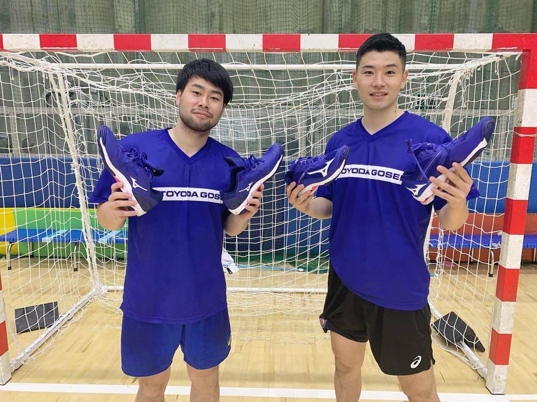 坂井幹のインスタグラム：「. new color！！！🔵⚪️ . 今年もミズノで頑張ります！！ . #ハンドボール #handball #mizuno  #wavelightningz6 #ミズノハンドボール #wavemizumachi」