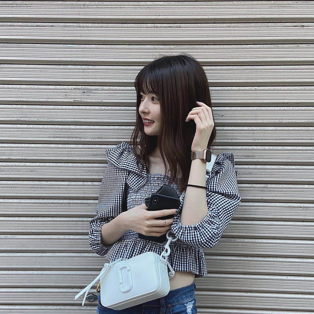 のインスタグラム：「. マスクは手に持っています😷」