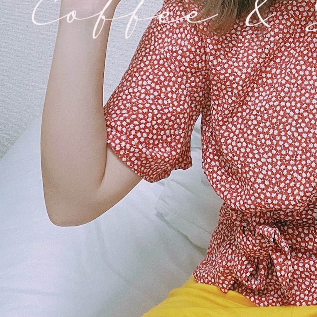 のインスタグラム：「黄色、黄色ゆうもんで。 . 大体上半身は可愛くして、 下は短パン部屋着なんですww (裏側ww) . h&mの短パンが楽すぎて♡ . #hm #部屋着 #下だけ  #上半身しか写らない #ポコチャ #ライバー #pococha」