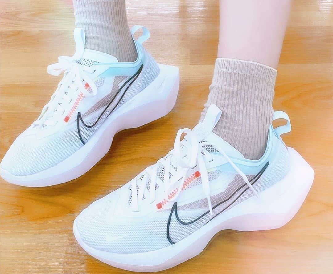 加藤美南のインスタグラム：「夏っぽいスニーカー🌻 歩きやすくて軽くて厚底🧸 #nike」