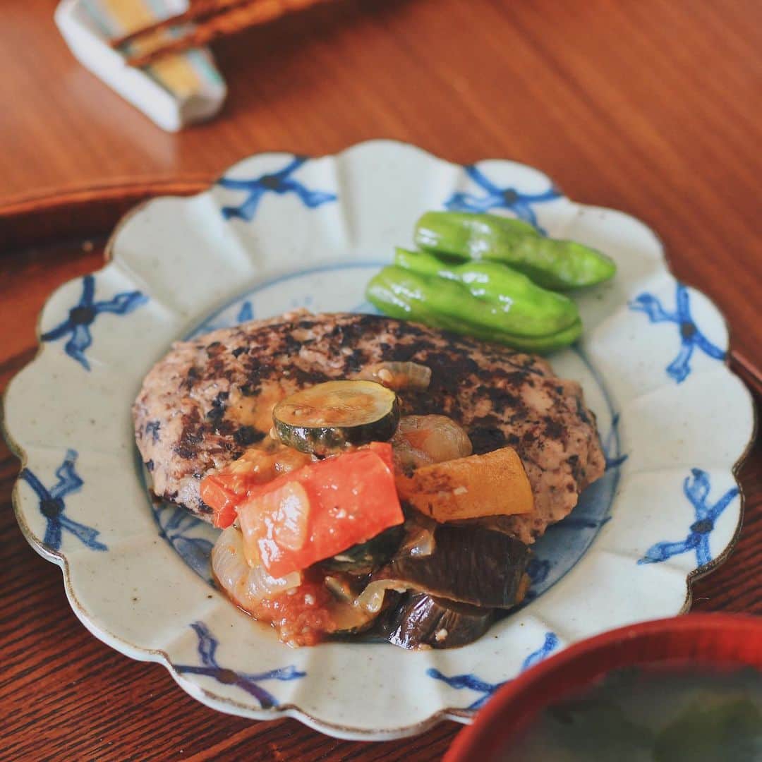 Kaori from Japanese Kitchenさんのインスタグラム写真 - (Kaori from Japanese KitchenInstagram)「黒豆バーグでゆるベジ定食。 ・ こんばんは。 ちょっと前の朝昼ごはん。 母が送ってくれた 丹波篠山の道の駅で売ってたらしい黒豆バーグに 作り置きのラタトゥイユをソース代わりに添えました。 大豆独特の臭みが全然なくて美味しかった。 （低脂質高たんぱくなのもうれしい） ラタトゥイユはワインのお供に食べたり 肉とカレーを入れて夏野菜トマトカレーにリメイクしたり チーズをたくさんかけてグラタンやピザの具にしたり…と アレンジ無限大で最強の作り置きな気がする。 ・ 今日は久々に薬膳走り書きを。 スワイプして7枚目です。 テーマは薬膳的にみた夏の過ごし方。 なんやかんや夏も折り返し地点に突入していますが 食材の力をかりて、残りの暑さを乗り切っていきましょう。 2回に分けてお伝えしようと思ってます。 見てくださった誰かのお役に立てれば幸いです。 （ラジオも再開しよ…仕事が忙しすぎて手が回らず） では今日もお疲れ様でした。 ・ ・ 【おしながき】 白米 生゙わかめと豆腐のお味噌汁 黒豆バーグ　グリルししとうとラタトゥイユ添え きゅうりと白きくらげとツナの和え物 小松菜とにんじんの黒ごま和え ・ ・ ・ ・ 2020.08.18 Tue Hi from Tokyo! One day’s pescetarian brunch:Baked rice, miso soup, soy meat patty w/ ratatouille, dreesed cucmber, tuna and kikurage mushroom, and gomaae(boiled spinach and carrot then tossed with black sesame, brown sugar, and soy sauce) ・ ・ ・ ・ ・ #japanesefood #breakfast #朝ごはん #おうちごはん #早餐 #薬膳 #うつわ #自炊 #家庭料理 #小澤基晴 #吉田崇昭 #一汁三菜 #佐藤もも子」8月18日 20時57分 - coco_kontasu