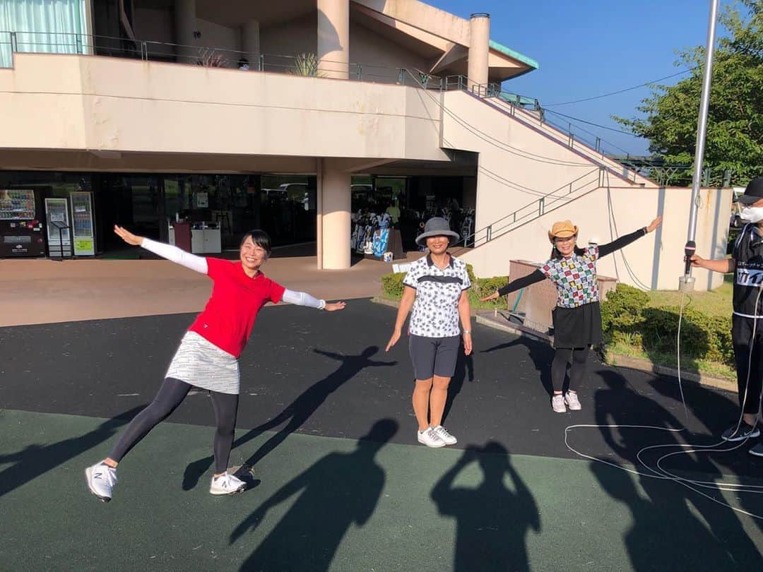 のインスタグラム：「ステップアップ開幕戦初日終了です☺️  暑いのは分かってたけど、 あ、あつい🥵 あつすぎる…😳  選手の皆さん大変だったと思います。 暑い中お疲れさまでした！  それでもそれでも、試合はやっぱり良いですね😍  レポーターしてても、嬉しくて楽しくて💕 暑かったけど、早くギャラリー方の声援付きの試合が出来るといいなぁ💕  今日は、可愛い😍 @aako528  の気持ち良いプレーが見れて楽しかった😊 明日はインタビューするから、何聞こうかこれからメモ📝作りしなくちゃ‼️  明日は最終日。 春先の和白とはまた異なるセッティングとなってるから、どんな展開になるか楽しみだ！  明日も朝８時から生放送ですょ〜❣️  ★追伸 選手へのインタビューは細心の注意を払って、マスクにフェイスシールドでお送りしております😅  色んな意味で暑い闘いとなっておりますので、皆さんみてくださいね〜🤣  #ゴルフ #女子ゴルフ #女子プロゴルファー #スカイA #生放送 #見てね」
