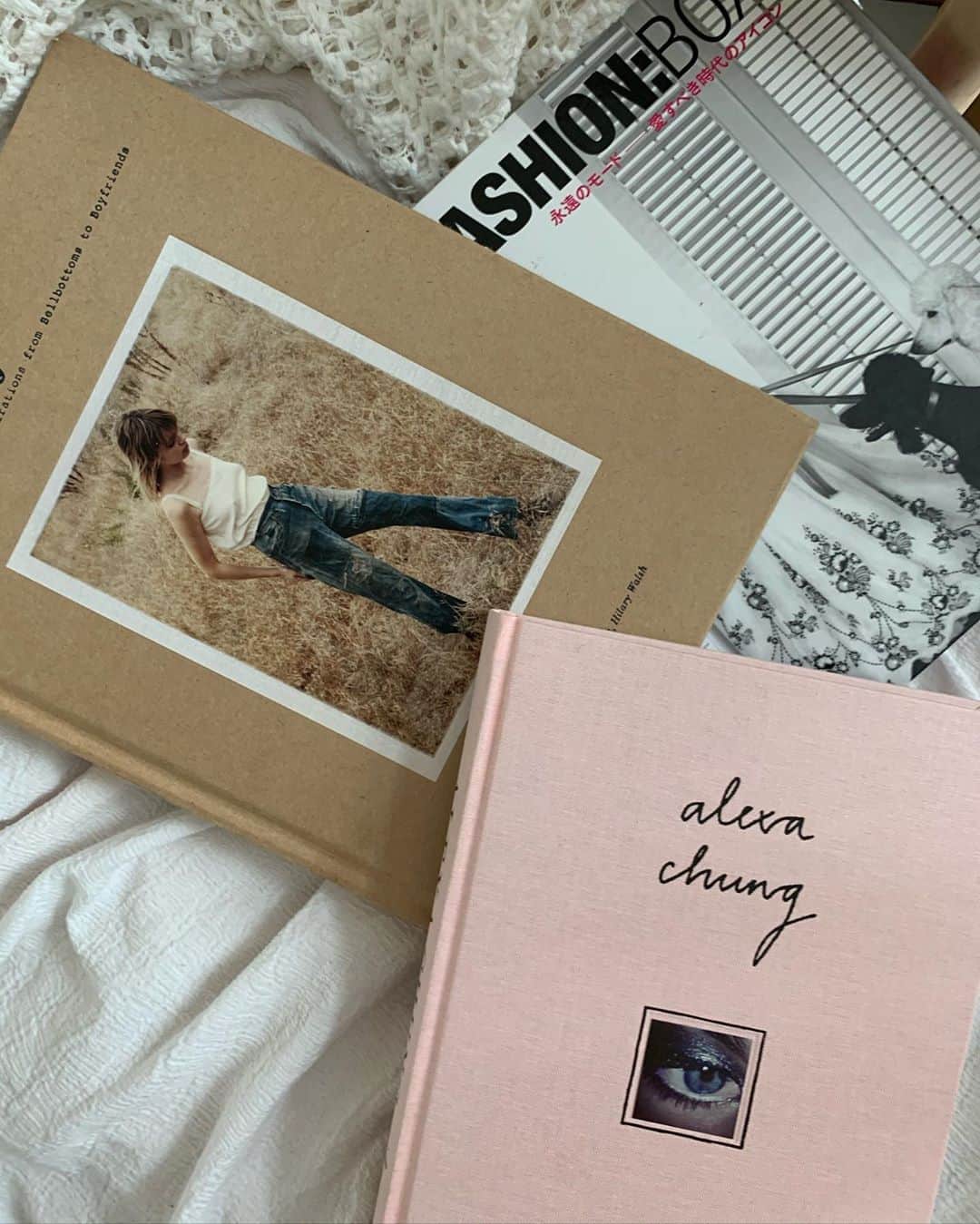 佐藤優津季のインスタグラム：「この前ストーリーに載せた本🧏🏻‍♀️💗 カワイイ🩰🌸 #fashionbox #adenimstory #alexachungit」