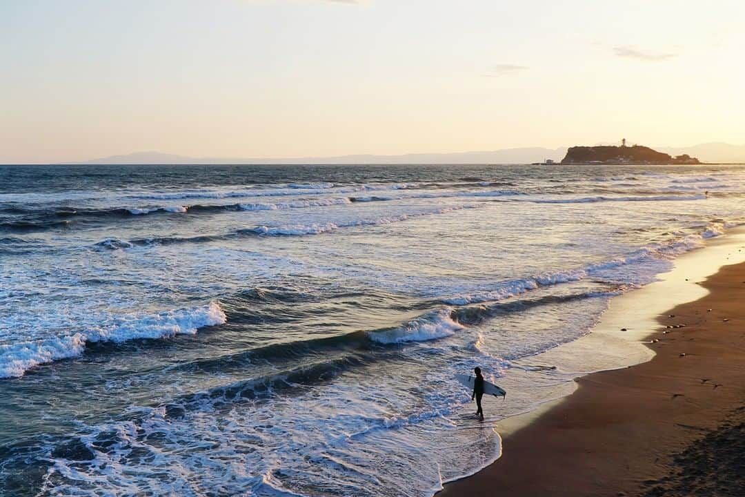 Booking.comのインスタグラム：「【記事のご紹介】  ⛱今年の夏はビーチへ🏝  長い梅雨が明けいよいよ夏本番！今年の夏は、人混みを避けつつ開放的な気分を味わえるビーチへのお出かけがおすすめ。Booking.comに掲載している「日本のベストビーチ7選」では、世界中の旅行者から高い評価を得ている日本のビーチ＆オススメの宿を紹介しています。都心からもアクセス良好な藤沢・江ノ島やリゾート感満載の沖縄で、喧騒からちょっと離れてほっと一息ついてみませんか？  ・・・・・・・・・・  ☆記事の詳細はプロフィールリンクからご覧ください　→　@bookingcom_jp http://book.i.ng/6009TUujW  ・・・・・・・・・・  💡新型コロナウイルス感染症（COVID-19）の拡大防止のため、各自治体より自粛要請等が発表されている可能性があります。ご旅行の際には、最新の情報を事前にご確認のうえ、感染拡大の防止に充分ご配慮いただくようお願いいたします。  #ブッキングドットコム #旅行 #旅行好きな人と繋がりたい #観光 #おでかけ #旅行好き #旅スタグラム #旅したくなるフォト #休暇 #旅行気分 #ビーチ #海 #江ノ島 #藤沢 #沖縄」