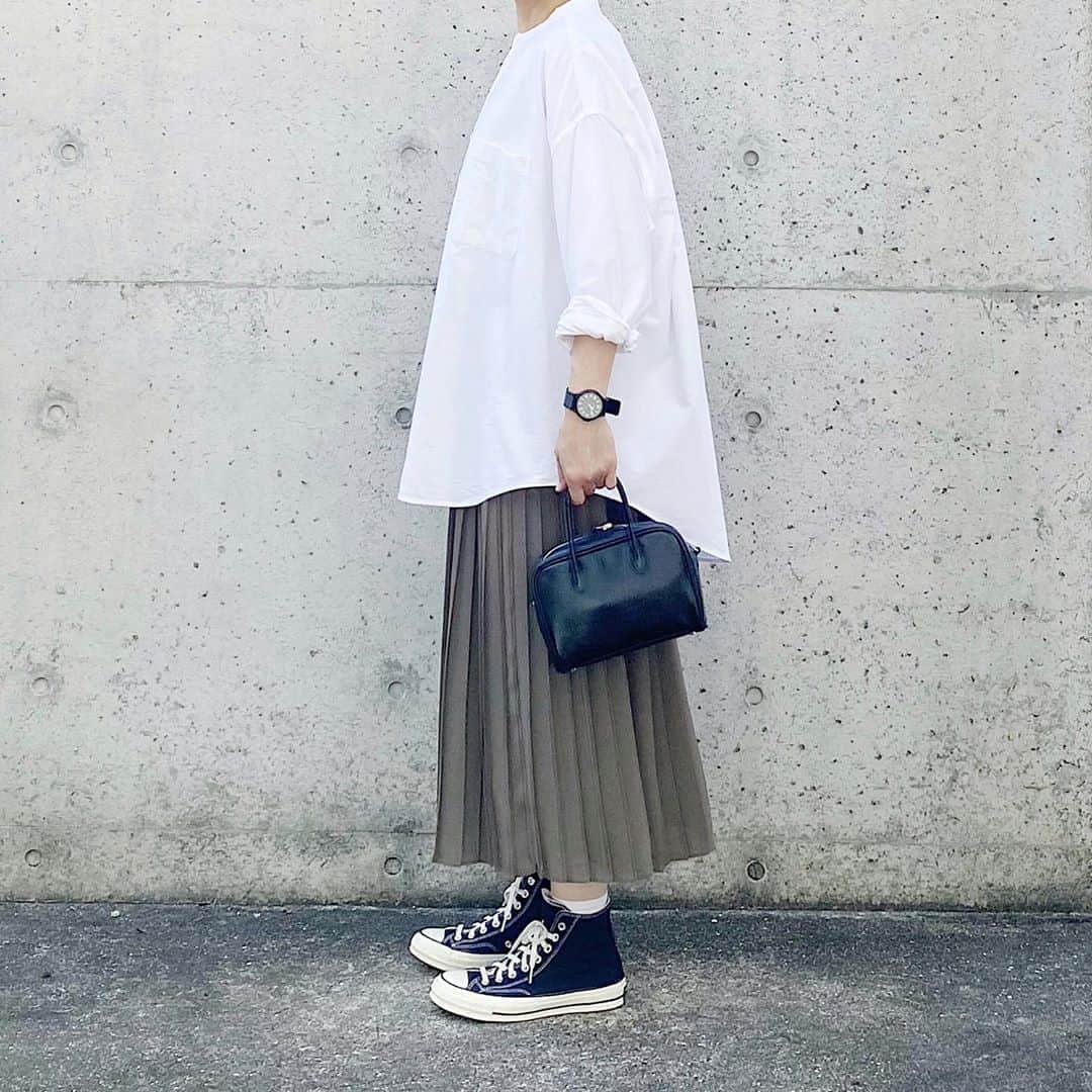 ryokoさんのインスタグラム写真 - (ryokoInstagram)「▪︎ . そろそろ秋色の服が気になる🍂 . . . shirt #graphpaper  skirt #uniqlo shoes #converse #ct70  bag #artsandscience」8月18日 21時01分 - ryo___ka