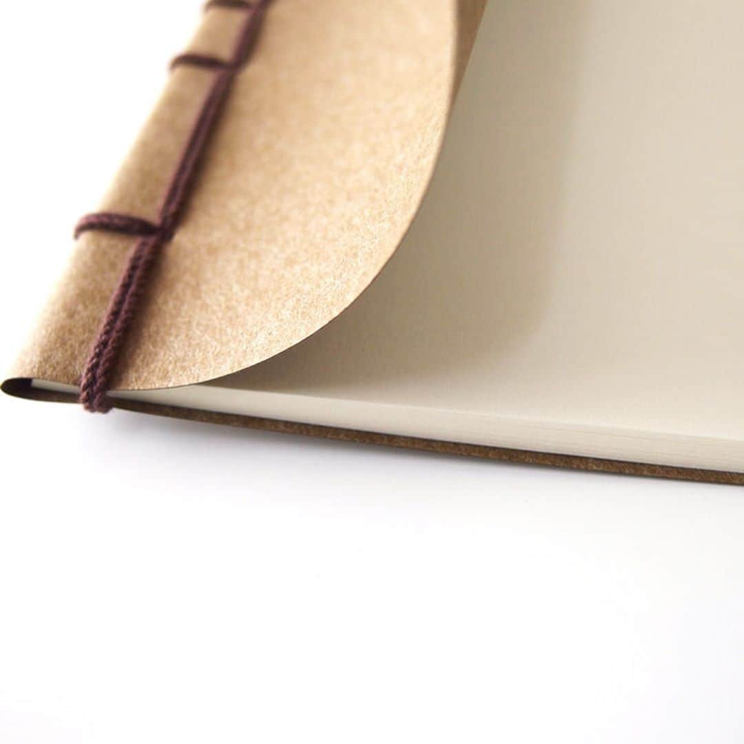 Otto Japan(オットージャパン) さんのインスタグラム写真 - (Otto Japan(オットージャパン) Instagram)「懐かしさを感じる和綴じのノート。自分らしい使い方を見つけて  - - - - - - - - - - - - - - - - ★スタッフのおすすめ商品  「和綴じノート」をご存じですか？  昔から作り続けられている、 日本の伝統ある製法で作られたノートなんです！  KAKURA（カクラ）の和綴じノートは ずっと持っていたくなるような、大人に似合うノートです。  落ち着いたカラーで、どんな人でも、 どこでも使いやすいような色合いなんです♪  薄くて軽いから持ち運びも便利◎  バックに入れてもかさばらず、 持ち運びがしやすいんです！  サイズはSサイズとLサイズの2種類。 SサイズはA5とA6の中間ぐらいのサイズで、 LサイズはA4とA5の中間くらいのサイズ感です。  表紙は環境配慮紙で出来ていて、 和紙のような上品な仕上がり♪  大人のノートにあなたはどんなことを書きますか？ KURURAのノートで書くことを楽しみましょう。 - - - - - - - - - - - - - - - -  ◆もっと商品について知りたい方は写真をタップ！  ================= マイモットーの商品が気になった方は「#私のマイモットー」で教えてください。 素敵な投稿は @my.motto.jp で紹介させていただきます。 =================  #ノート #和綴じ #和綴じノート #文房具好き #日記帳 #KAKURA #カクラ #ビジネスノート #文房具マニア #文房具 #文具 #文具好き #ステーショナリー #暮らしを楽しむ #日々の暮らしを楽しむ #丁寧なくらし #暮らしの道具 #シンプルライフ #マイモットー #mymotto」8月18日 21時02分 - my.motto.jp