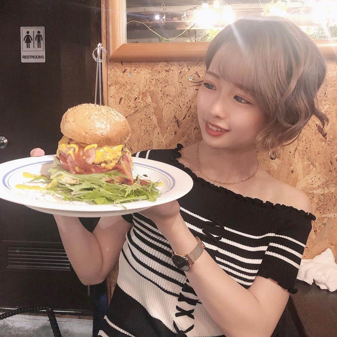 下川琴戸音のインスタグラム：「・ ・ ハンバーガーたべたーい！！ ㅤ これはBlue-B🍔 ・ ・ 3枚目安定に半目ね。笑 2枚目のはなんか言ってるしw 毎回まともな写真がなかなか撮れないの😂 ・ ・ #ハンバーガー #ハンバーガー大好き #ブルービー #カフェ巡り #カフェ巡り好きな人と繋がりたい #ハンバーガー好きな人と繋がりたい #カフェ好き #食べるの好きな人と繋がりたい #burger #Blue-B #food #instafood #instagood #instalike #cafe #🍔」