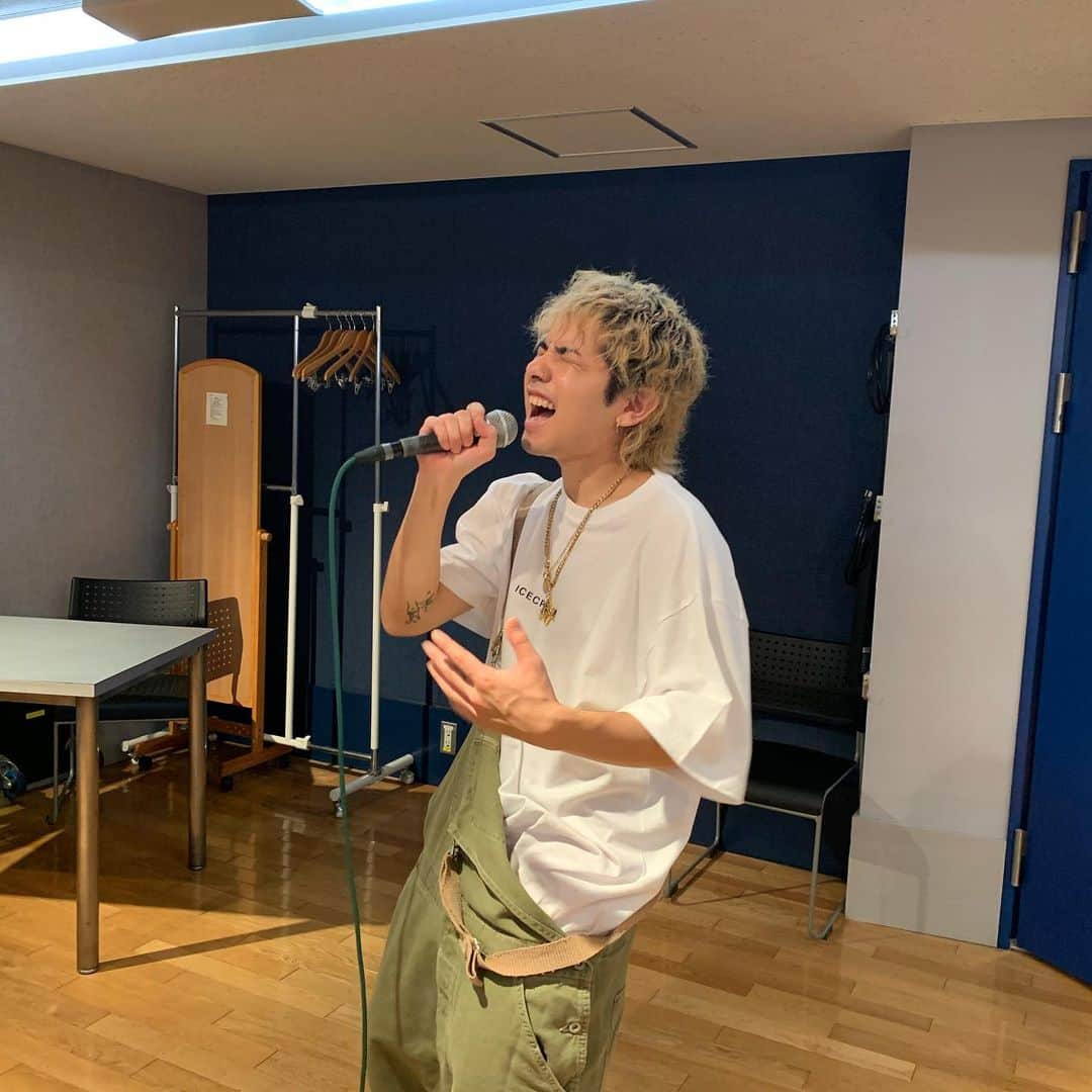 RUDE-αさんのインスタグラム写真 - (RUDE-αInstagram)「半年ぶりくらいにリハーサルした！ 髪伸びた！9/30無観客配信楽しみにしててね〜 ・ #ウルフカットお気に入りだったけど #三軒茶屋歩いてる時に #目の前から同じ髪型の人が #3人歩いてきて妙に恥ずかしくなったから #そろそろ切る  #愛してるけどサヨナラ」8月18日 21時06分 - 5leep3alker