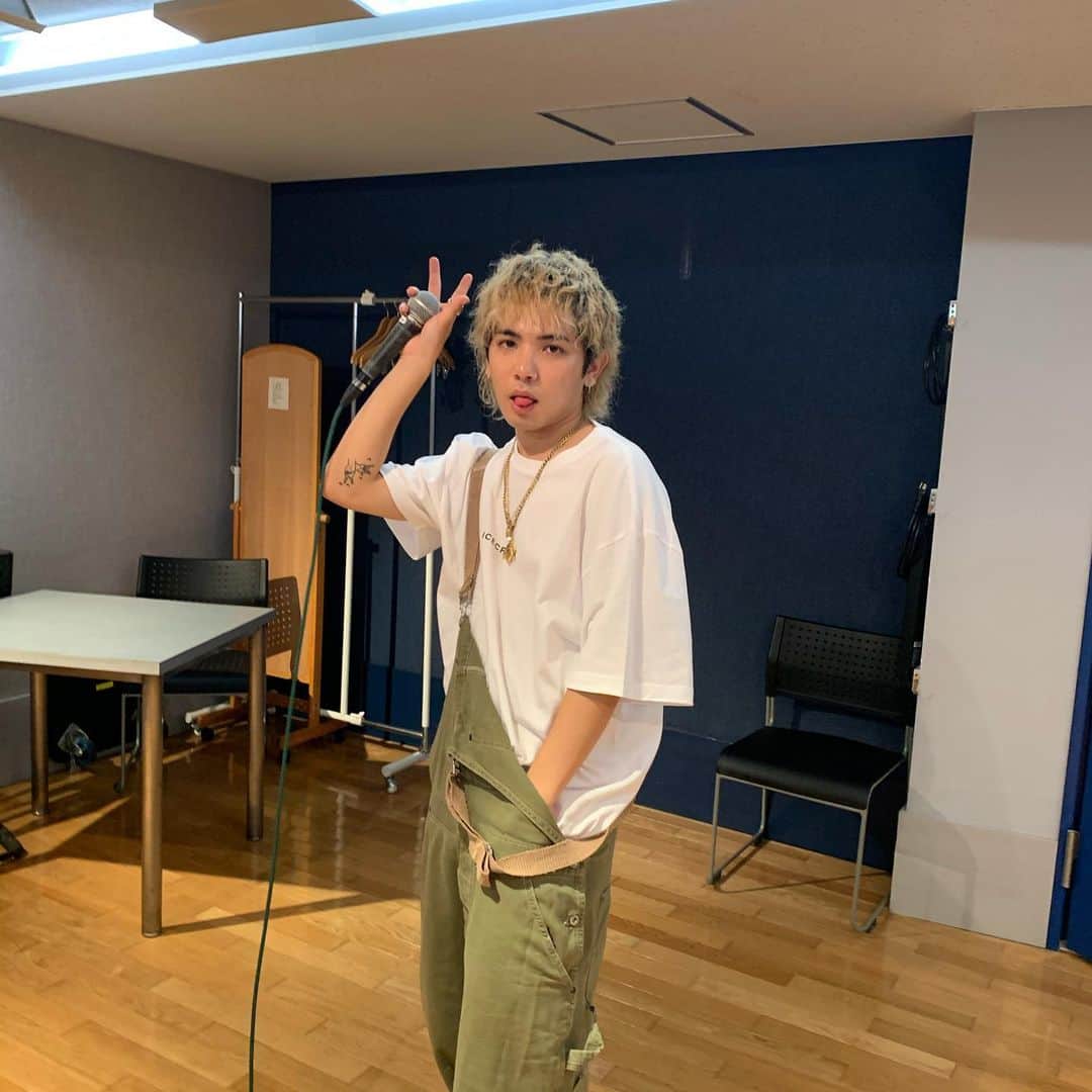 RUDE-αさんのインスタグラム写真 - (RUDE-αInstagram)「半年ぶりくらいにリハーサルした！ 髪伸びた！9/30無観客配信楽しみにしててね〜 ・ #ウルフカットお気に入りだったけど #三軒茶屋歩いてる時に #目の前から同じ髪型の人が #3人歩いてきて妙に恥ずかしくなったから #そろそろ切る  #愛してるけどサヨナラ」8月18日 21時06分 - 5leep3alker