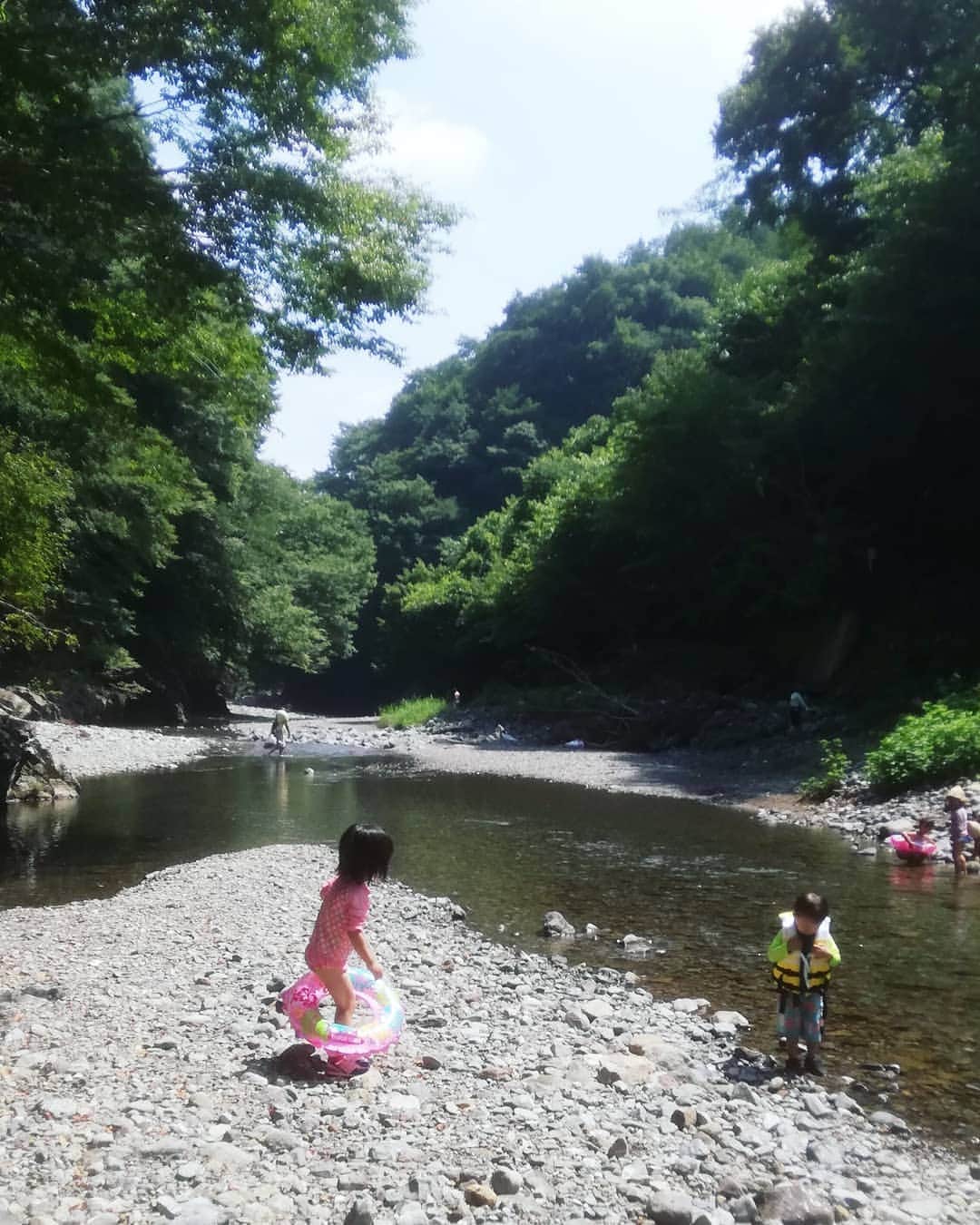 石井寛子のインスタグラム：「今年二回目の川遊び🏊‍♀️ 素敵なスポットを教えてもらいました～！！！  ぐんぐん奥まで進めて 探検家気分🕵️  せみの鳴き声と 川のせせらぎと 子供たちの遊ぶ声 癒し要素しかない～🏞️  ひとあそびしたあとは 寝湯のごとく 川の水面に 這いつくばって、寝転んで まったりと🤗」