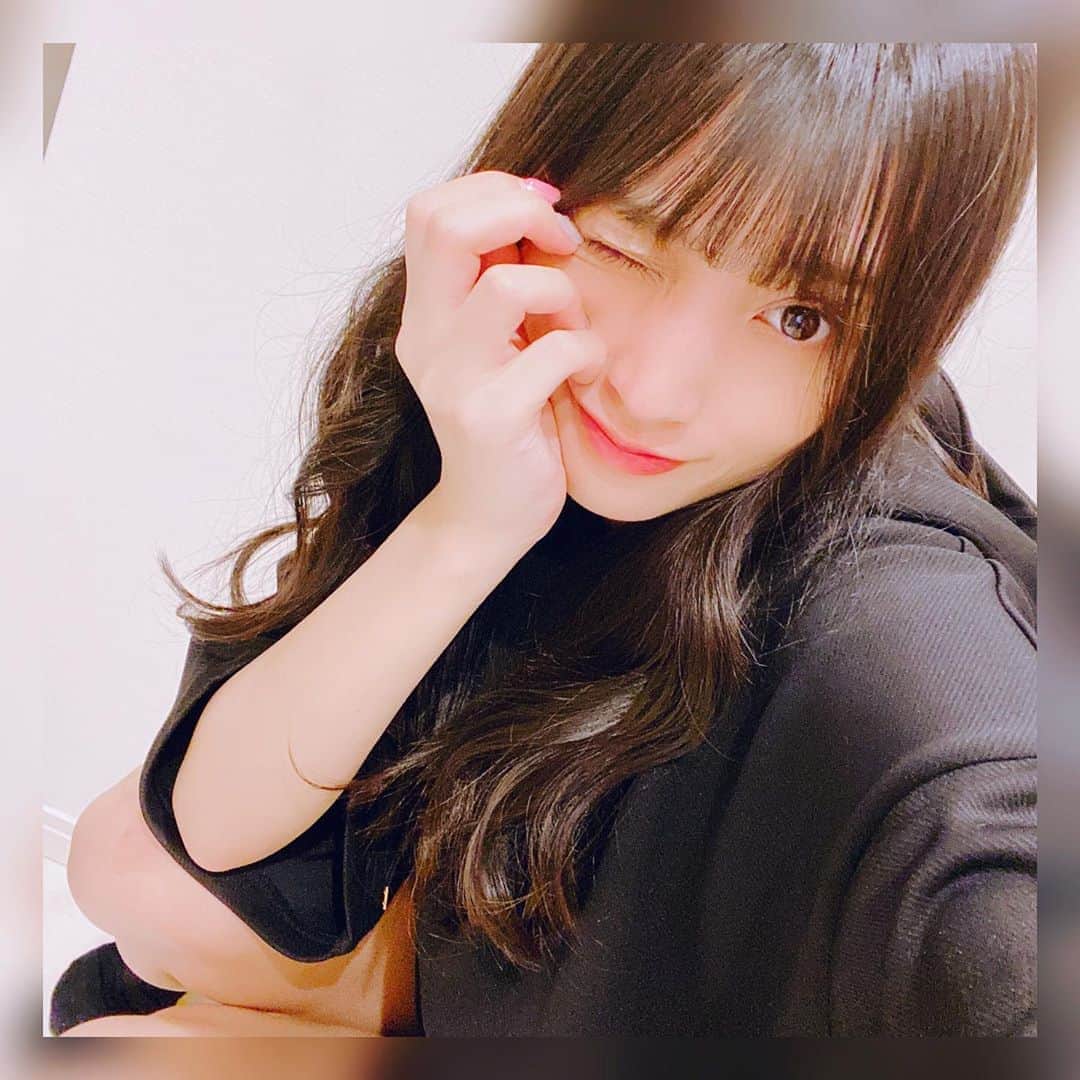 根岸愛のインスタグラム：「💇‍♀️✂️💇‍♀️ いつもお世話になってる美容室アトリエスリー(@threeharajuku )行ってきました🥳✨ いつも微調整してもらって 髪保ってます💇‍♀️✨ どこが変わったの？って思ってるかもしれないけどそんな変わってなくて良いんです😎💕w #beauty #hair #hairsalon #longhair #blackhair #美容室 #原宿 #黒髪 #ロングヘアー #黒髪ロング」