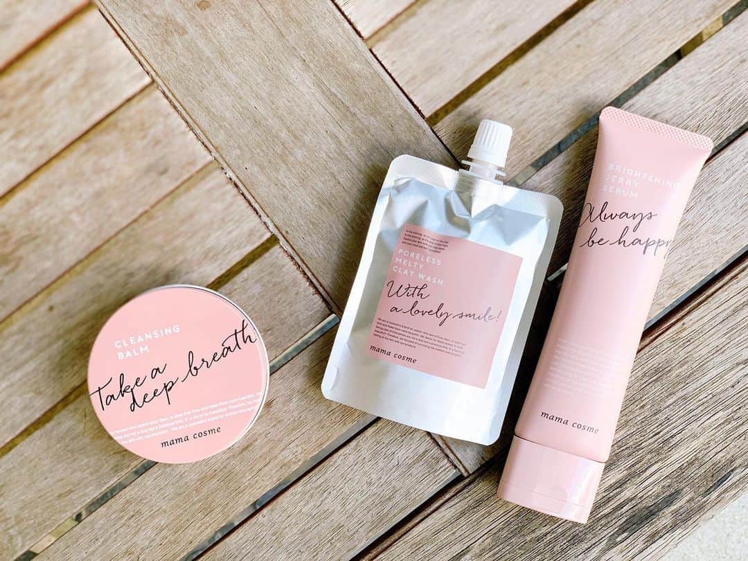 仲間リサのインスタグラム：「🧚🏻‍♀️✨ クレンジング変えて約2カ月.﻿ 気になってた毛穴がだいぶ気にならなくなりました！﻿ クレンジングするのが毎日の楽しみになってきた.﻿ ﻿ 朝はクレイ洗顔とオールインワンセラムも使い初めて、お肌が明るくなったような * :. ﻿ ﻿ 暑さ・紫外線・日焼け止め・マスクなどで今の時期は特に荒れやすいので肌ケア気をつけます😷﻿ ﻿ ﻿ #mamacosme﻿ #ママコスメクレンジングバーム」
