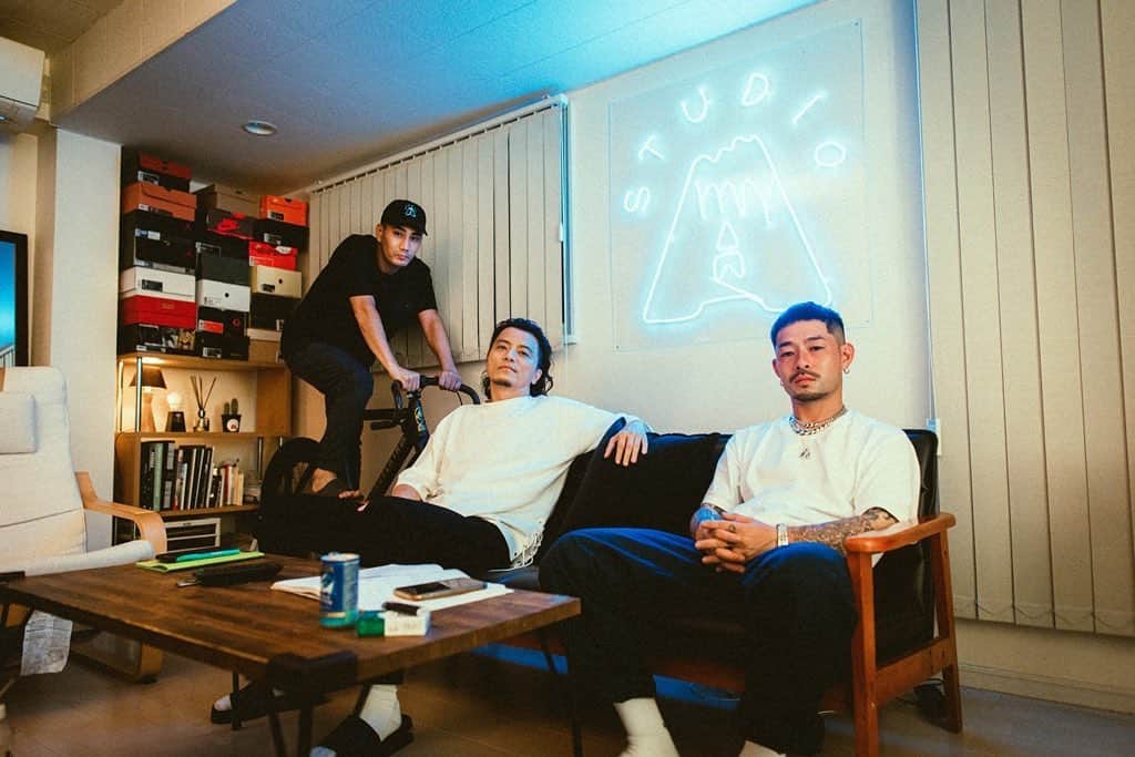 AKLOのインスタグラム：「またいつもの様に弱虫ペダルごっこをしていたら２人にソファーを取られました。」