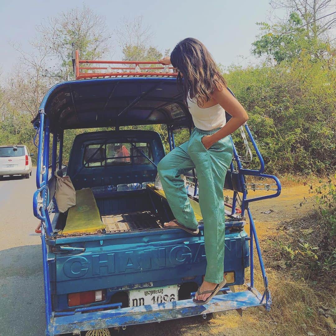 t_ppyのインスタグラム：「クアンシーの滝に向かうときのトゥクトゥク。 帰り道変なとこで止まって何かと思ったらおっちゃんの立ちションTimeだった。笑  おっちゃんが帰り道に水牛おる牧場とか蝶々園🦋とかおススメしてきたけど2人とも散々🇦🇺で虫も牛もご一緒させて頂いたのでスルー。  楽な仕事すぎておっちゃんは帰宅前に大喜び。笑 帰りルンルンやった。 ちなみに私らが滝で遊んでる間はビール飲んでたらしくしばらく行方不明でトゥクトゥク帰ったら関係ないおじさん座ってた。笑  いい仕事だ。  この旅で行った国がほとんど観光産業しかないからコロナで大変だろうなぁ😰  #クアンシーの滝」