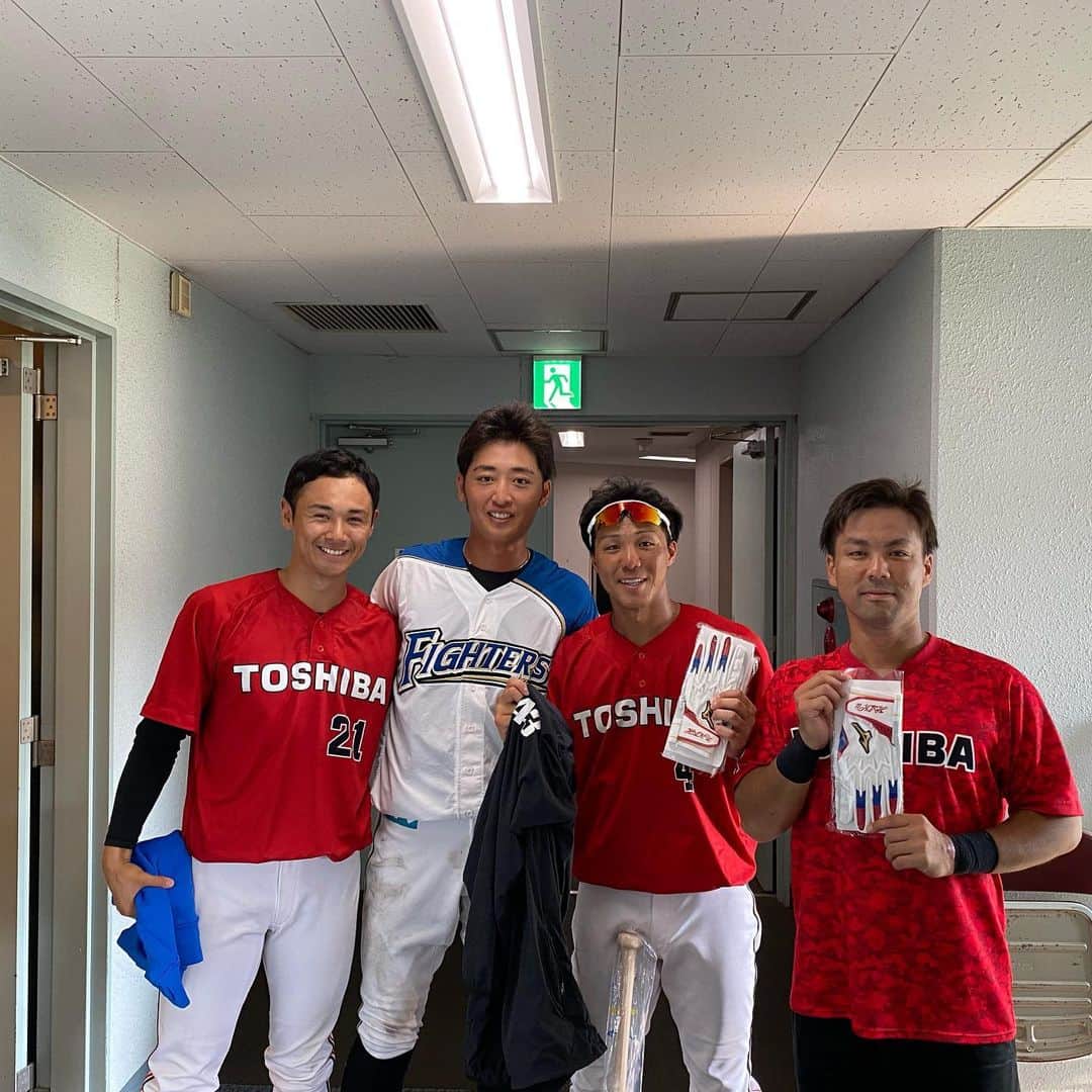 白村明弘さんのインスタグラム写真 - (白村明弘Instagram)「おつかれさまです！ 久しぶりにこの人に会いました^_^ 格好が昭和の人みたい。。。  2枚目は大学の後輩＋高校の友達！ 後輩は大学の時の部屋っ子たちです^_^ 久しぶりに会えて、戦えてよかった！ 明日からも頑張ろ！力もらえました！！  #東芝 #新垣勇人 #カキシード #代表 #服装 #ダサい #部屋っ子」8月18日 21時10分 - haku43