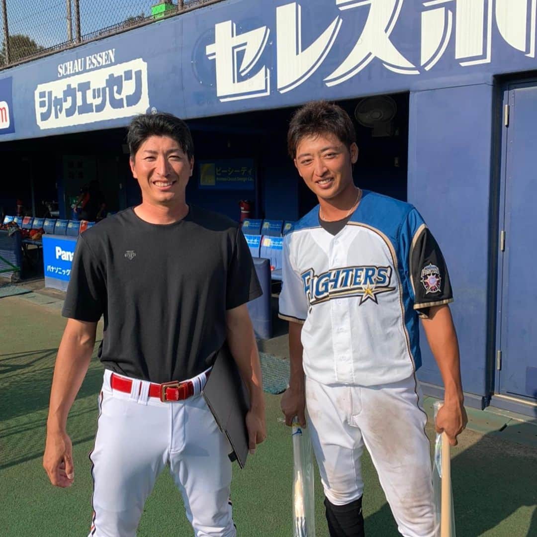 白村明弘さんのインスタグラム写真 - (白村明弘Instagram)「おつかれさまです！ 久しぶりにこの人に会いました^_^ 格好が昭和の人みたい。。。  2枚目は大学の後輩＋高校の友達！ 後輩は大学の時の部屋っ子たちです^_^ 久しぶりに会えて、戦えてよかった！ 明日からも頑張ろ！力もらえました！！  #東芝 #新垣勇人 #カキシード #代表 #服装 #ダサい #部屋っ子」8月18日 21時10分 - haku43