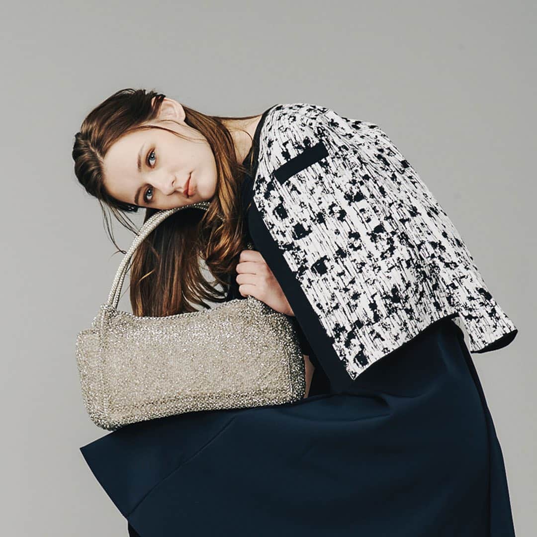 のインスタグラム：「Giving a new definition of a weekender bag, the PRIMA PORTA #WIREBAG would be your ultimate 48 hours travel companion. Multi-functional enough for your essentials yet stylish for hanging around with, it's time to plan your weekend staycation!    #ANTEPRIMA #RTW #ReadyToWear #FallWinter2020 #Classic #Style #Fashion #Italian #Luxury #InstaBag #Design #Lifestyle #Urban #Handcraft #アンテプリマ #패션」
