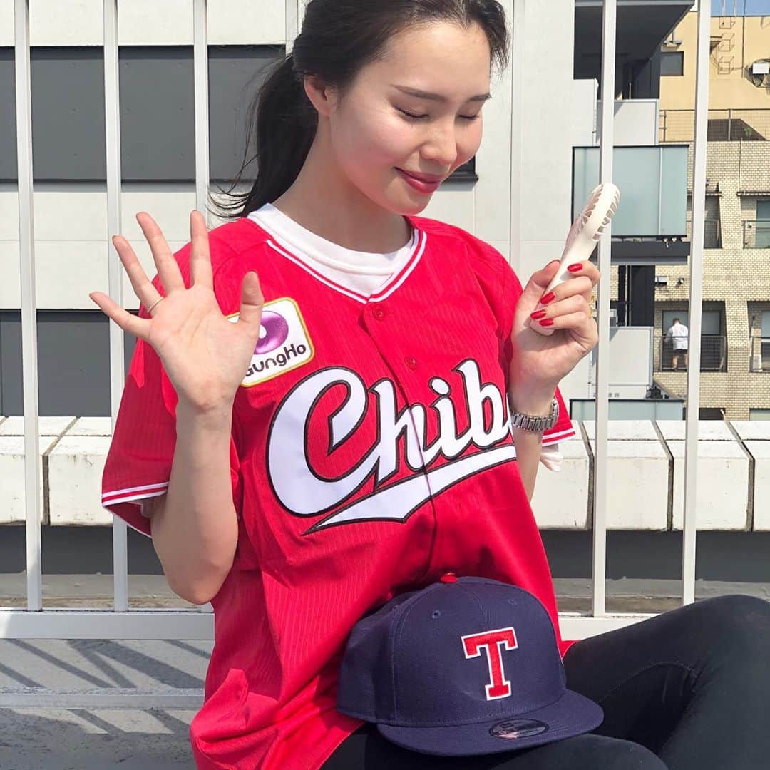 のインスタグラム：「.﻿ ﻿ CHIBAユニホーム💘﻿ ﻿ 新たにリニューアルしたCHIBAユニ！﻿ 赤でもないピンクでもないこの『サンライズレッド』カラーがいかしてる🤤﻿ ﻿ デニムとの相性も良さそう😍復刻デザインキャップ見逃せない💘🤤﻿(復刻キャップ一つショッピングタグ付けできていませんが、オンラインではちゃんと販売しております！) ﻿ ﻿ #プロ野球 #広島東洋カープ #横浜ベイスターズ #中日ドラゴンズ #ヤクルトスワローズ #読売ジャイアンツ #ジャイアンツ #阪神タイガース #楽天ゴールデンイーグルス #ソフトバンクホークス #埼玉西武ライオンズ #千葉ロッテマリーンズ #千葉ロッテ #マリーンズ #オリックスバファローズ #バファローズ #日ハム #ファイターズ #セレクション新宿 #セレクション大阪 #鳥谷敬 #佐々木朗希 #ロッテ #chibalotte #chibalottemarines #東京オリオンズ」