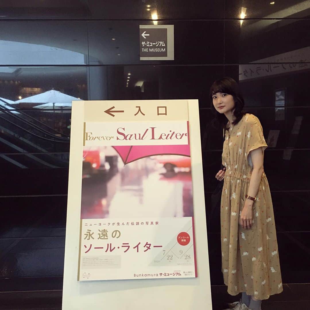 のインスタグラム：「やっと行けた、ソール・ライター展、 とってもよかったー。。！😢  白黒の写真ももちろん素敵だったのだけれど、カラー写真を見た瞬間、すごく興奮した。！ 街にあふれている色が、とたんにいきいきとして、胸をうつ。 歩く人々は、何を見て、誰を想って、どこに行くんだろう。そこに間違いなくその人たちがいたこと、その瞬間があったことに感動しました。 一枚でも多くまだ見ていたかったなぁ。  「成功者になれる人生か、大事な人に出会える人生かだったら、僕は大事な人に出会える人生を選ぶね。」という彼の言葉にもぐっときたなぁ。。ぼんやりとした窓の向こうにある景色を想うとなぜだか胸がぎゅっとなりました。📸  #ソールライター  #saulleiter」