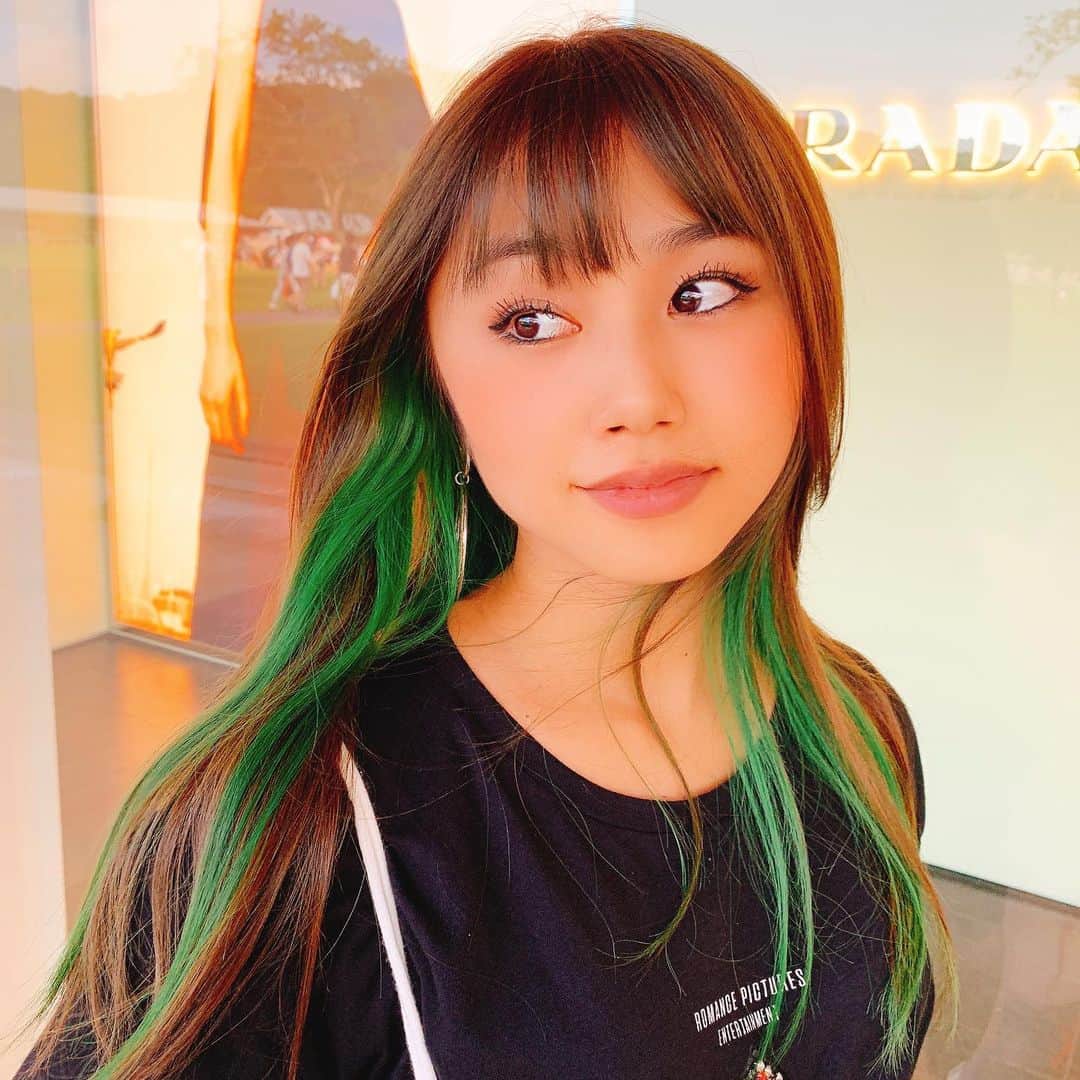 RIRIのインスタグラム：「💚Changed my hair color💚  前髪も初めて少し多めにつくり、初めてのgreenカラーに🍀  私はお気に入りなんだけど、 NEO RIRIいかがでしょうか？  今日は久しぶりに友達の家に遊びに行ったんだけど、彼女のお家の近くに大きなショッピングモールがあるので、一緒に買い物に行ったり、久しぶりにゆっくり楽しみました👗✨  ※撮影以外はちゃんとマスク付けてるのでご安心くださいw  I made my bangs a little bit heavy for the first time and added green!💚 I’m really into this look but how’s this NEO RIRI look?  I went to my friends house today and there’s a big shopping mall right by her house. We went shopping together and hung out!👗✨  ※I was wearing a mask when I wasn’t shooting so don’t worry lol  #haircolor #change #green #nature #color #初 #inner #prada #shopping」