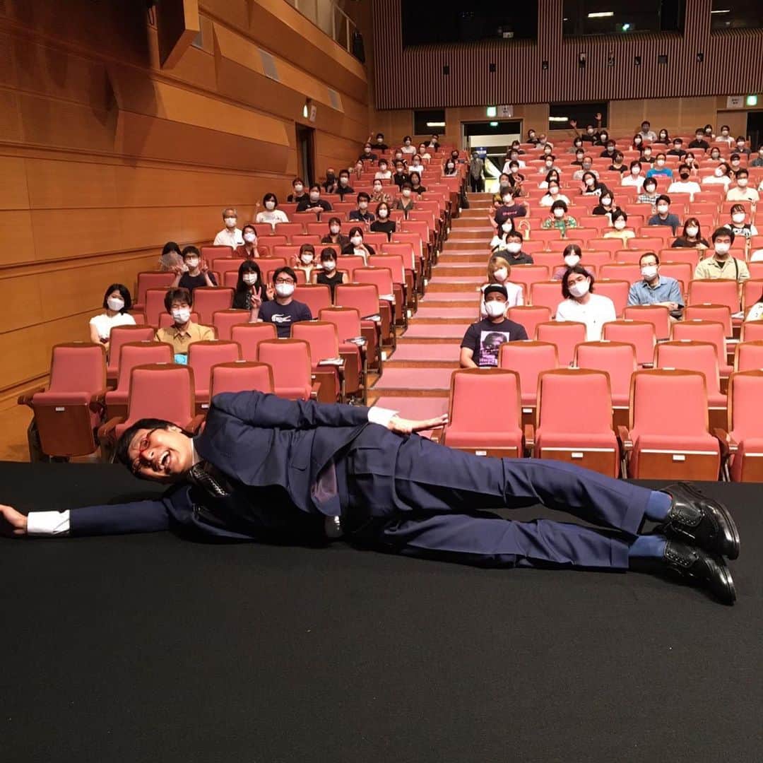 山里亮太のインスタグラム：「山里亮太の140東京2日目ありがとうございました！ 本当に助けていただきました！ ありがとうございました！ はぁ、楽しかった！！！ #山里亮太の140東京 #サザンシアター」